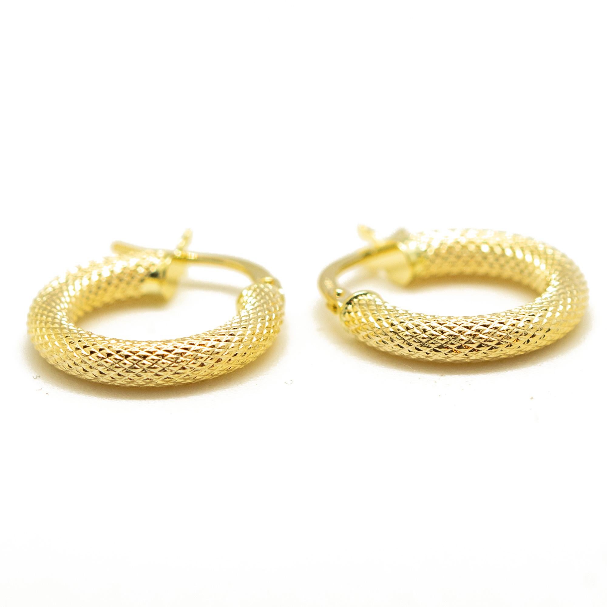 Boucles d'oreilles en or jaune 14 carats, élégantes et chics. 
Une texture unique confère à ce bijou Made in Italy une touche d'élégance et de style.

• Or jaune 14k (585 timbres)
• Taille : 1,6 cm de diamètre extérieur, 0,3 cm d'épaisseur
• Poids