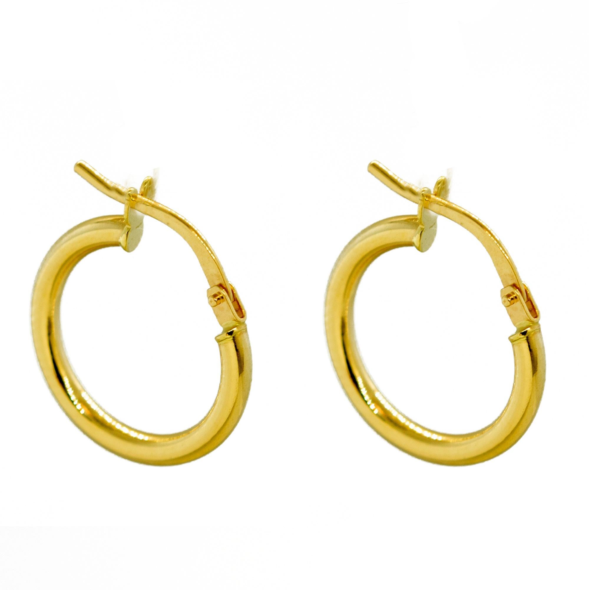 Élégantes et chics, ces boucles d'oreilles ovales en or jaune massif 14 carats.

• or jaune 14k (585 timbres)
• Diamètre extérieur 1,6, épaisseur 0,2 cm
• Poids total 0.9 g, chaque boucle d'oreille 0.45 g

La forme et la couleur peuvent varier en