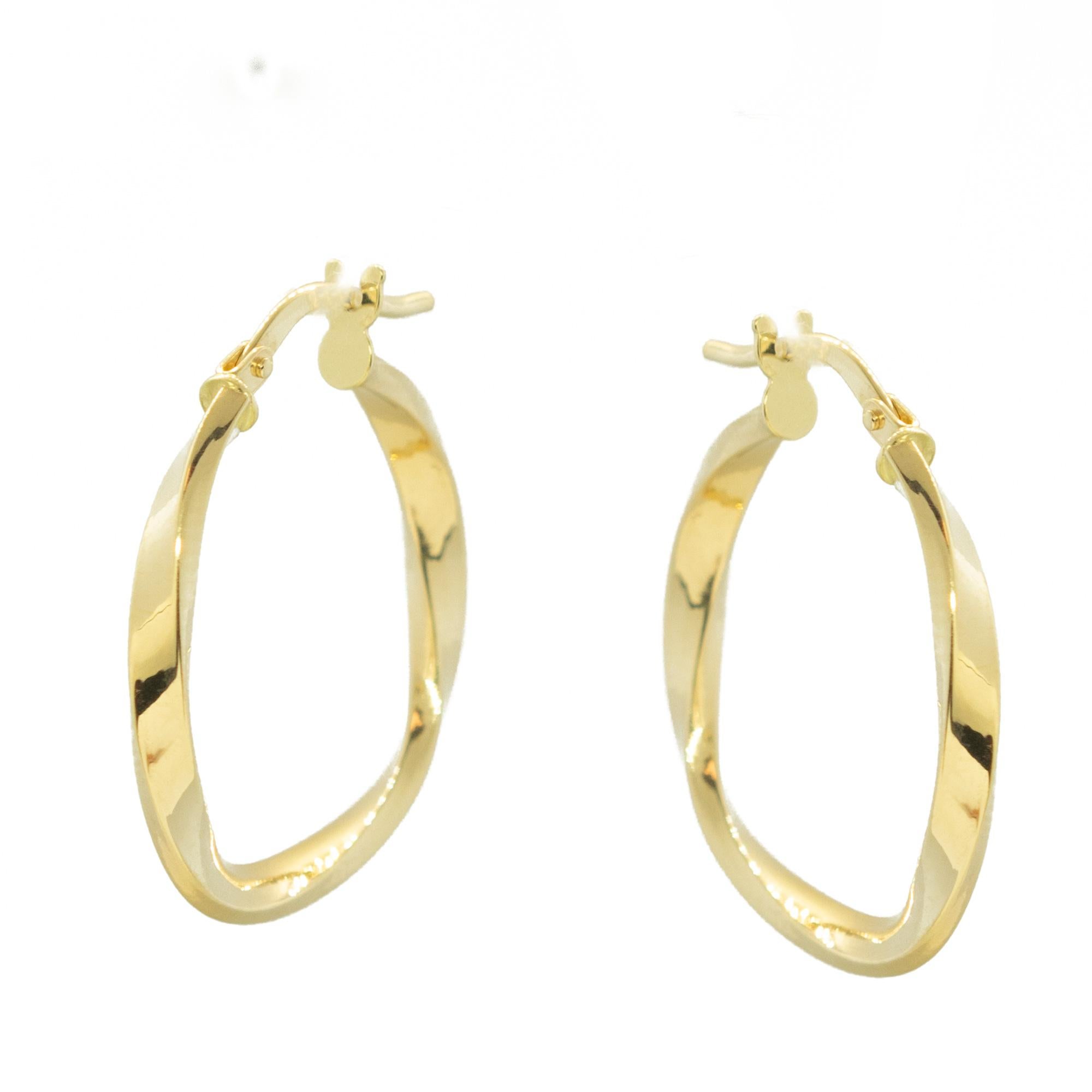 Boucles d'oreilles ovales en or jaune 14 carats, élégantes et chics.

• Or jaune 14k (585 timbres)
• Diamètre extérieur 2,4, épaisseur 0,2 cm
• Poids total 1,3 g, chaque boucle d'oreille 0,65 g

La forme et la couleur peuvent varier en fonction de