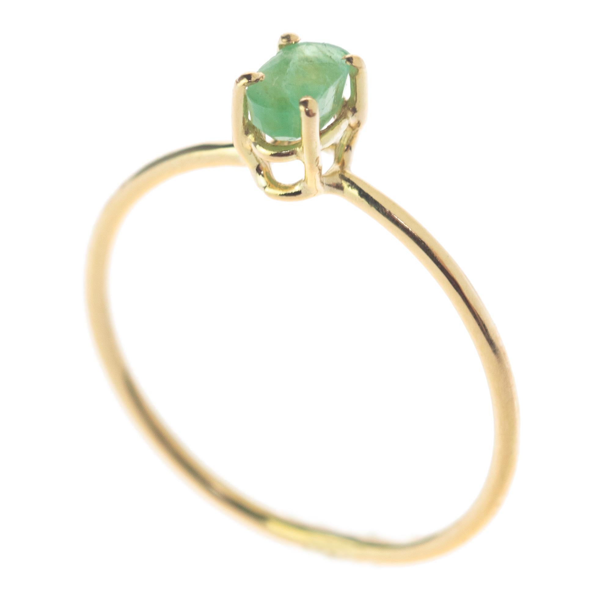 Bijoux Signature INTINI Jewels Bijoux en émeraude. Bague midi moderne et élégante en or jaune 14k.

• or jaune 14 carats 0,9 g (585 timbres)
•Émeraude 0,5 carats au total
• Poids total 1,0 g
• Taille : 6 2/3 (USA), 14 (Italie), 54 (France)

Veuillez