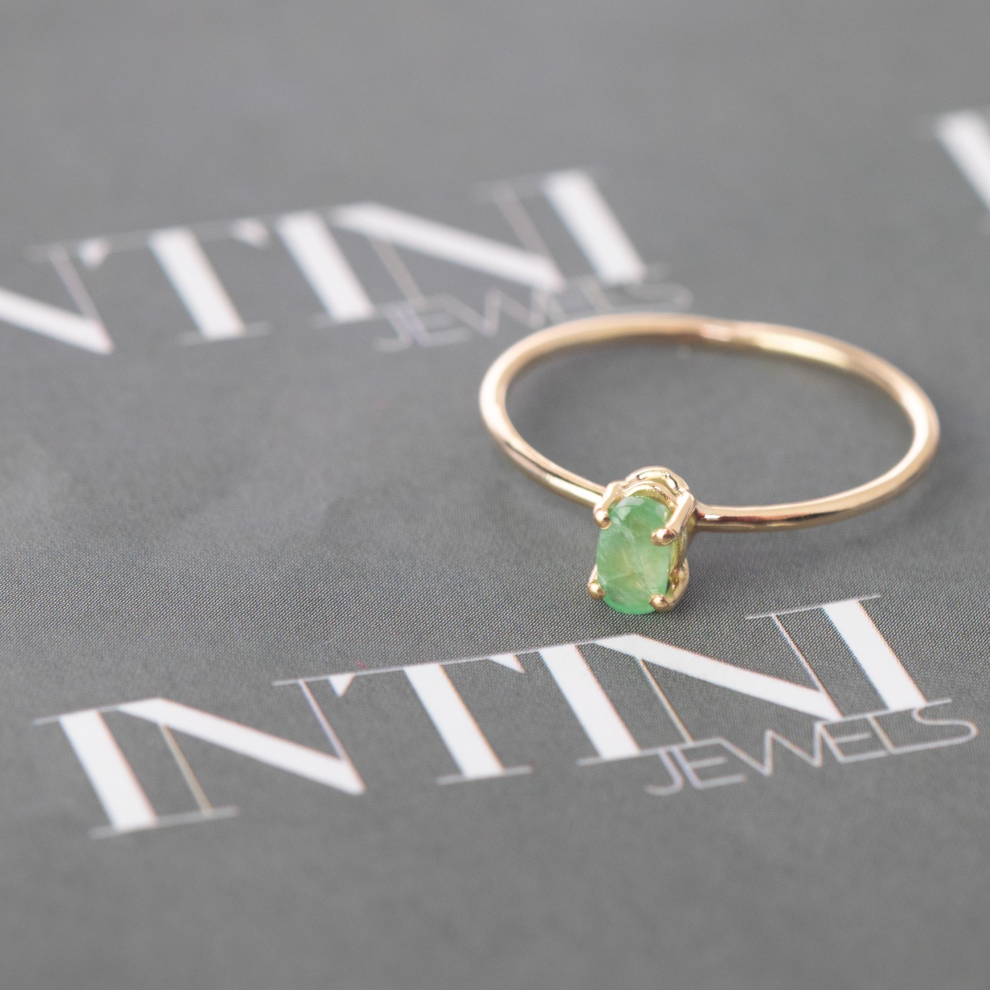 Taille ovale Intini Jewels Bague cocktail chic en or jaune 14 carats avec émeraude ronde, faite à la main en vente