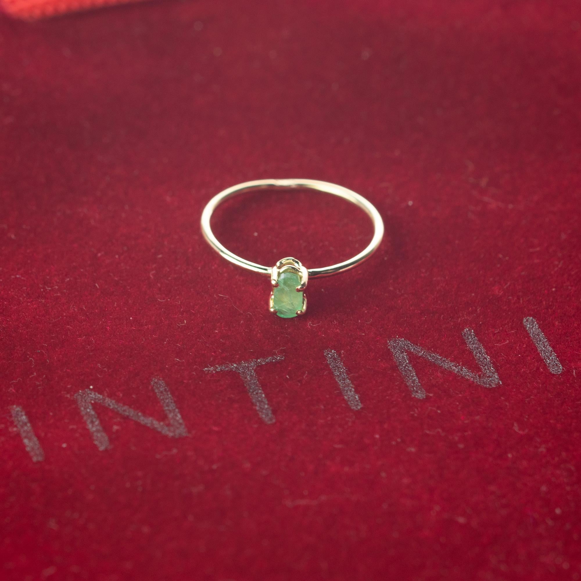 Intini Jewels Bague cocktail chic en or jaune 14 carats avec émeraude ronde, faite à la main en vente 1