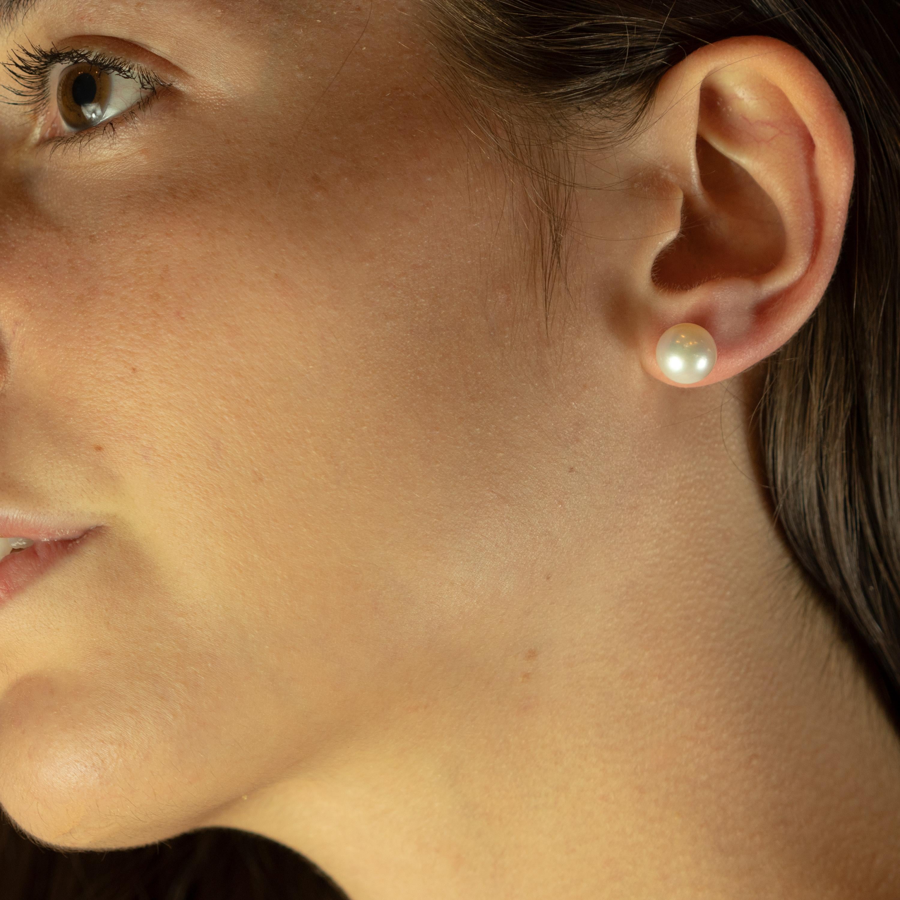 Orecchini a perno di manifattura italiana. Perle d'acqua dolce da 10 mm in oro giallo 14 carati. Queste perle si ispirano alla semplicità della bellezza naturale. Con una dimensione perfetta, riempirà di luce il viso di chi li indossa. La perla è