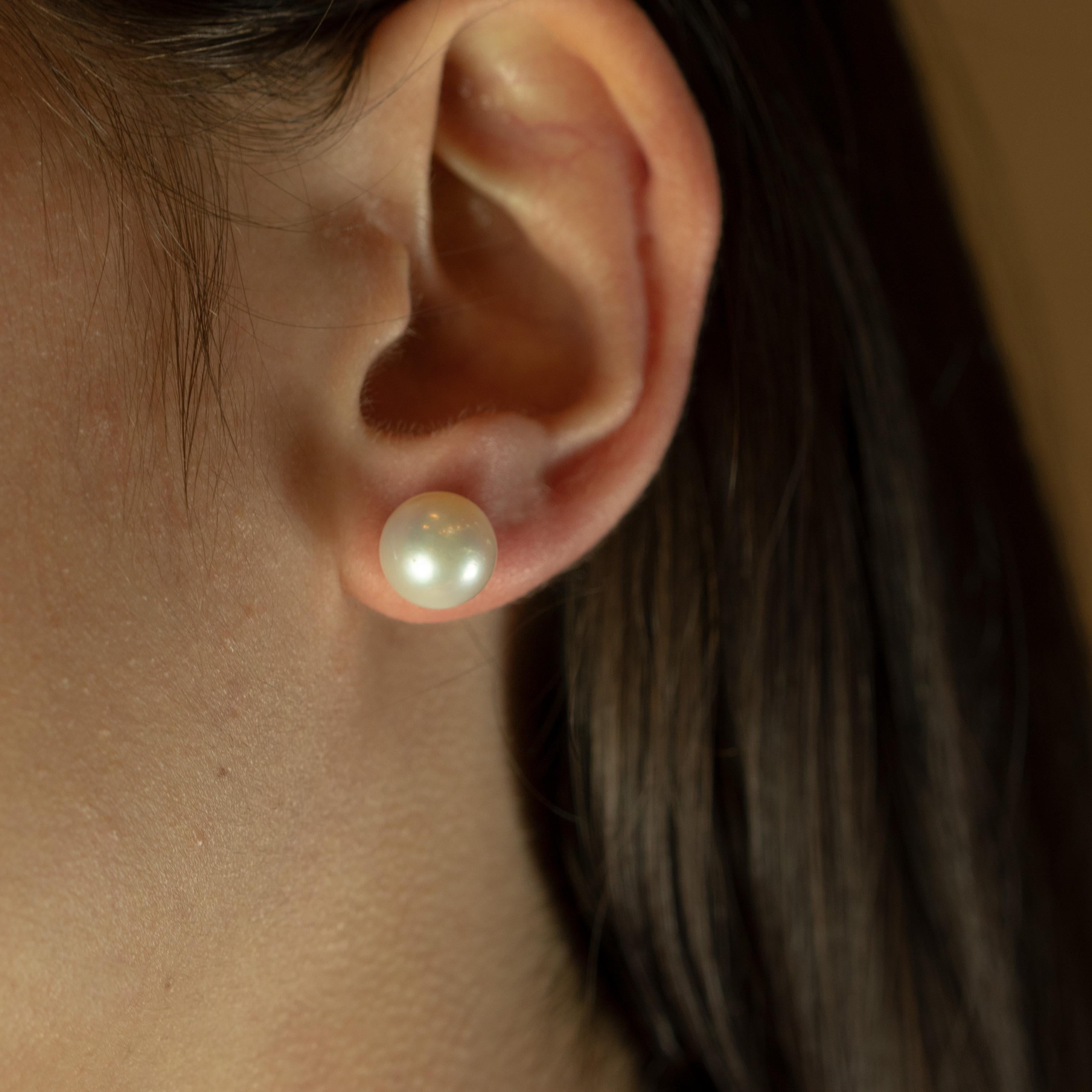 da uomo o donna Intini Jewels - Orecchini fatti a mano con perle d'acqua dolce rotonde in oro giallo 14 carati in vendita