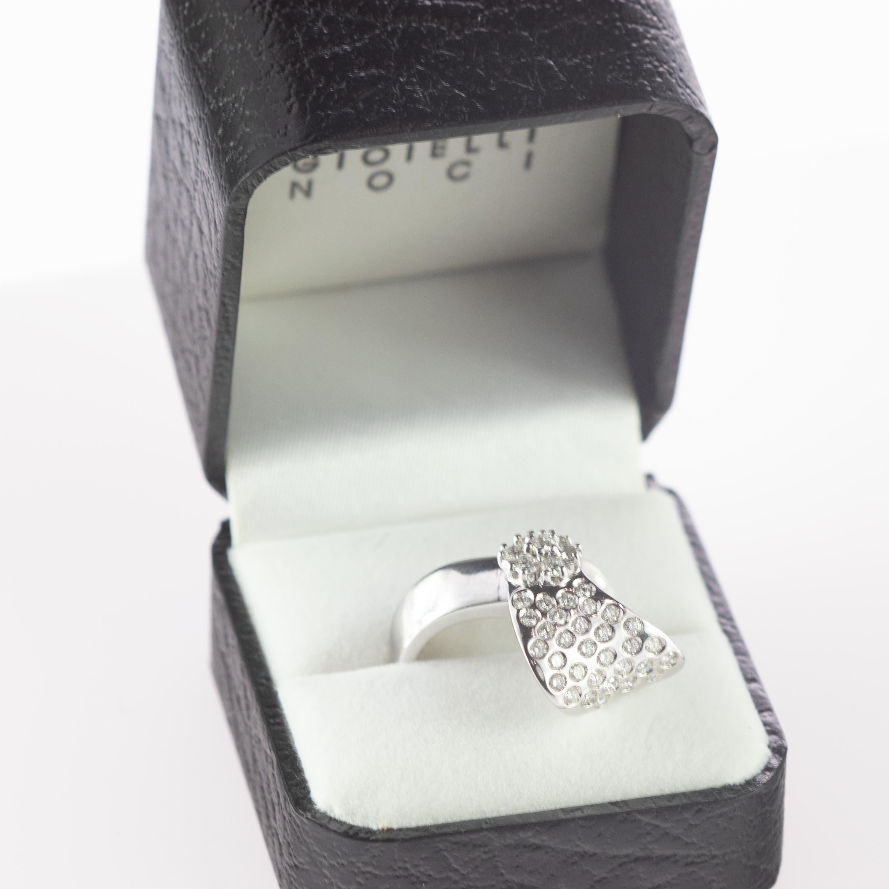 Intini Jewels, bague grappe courbes en or blanc 18 carats avec diamants 1,5 carat en vente 7