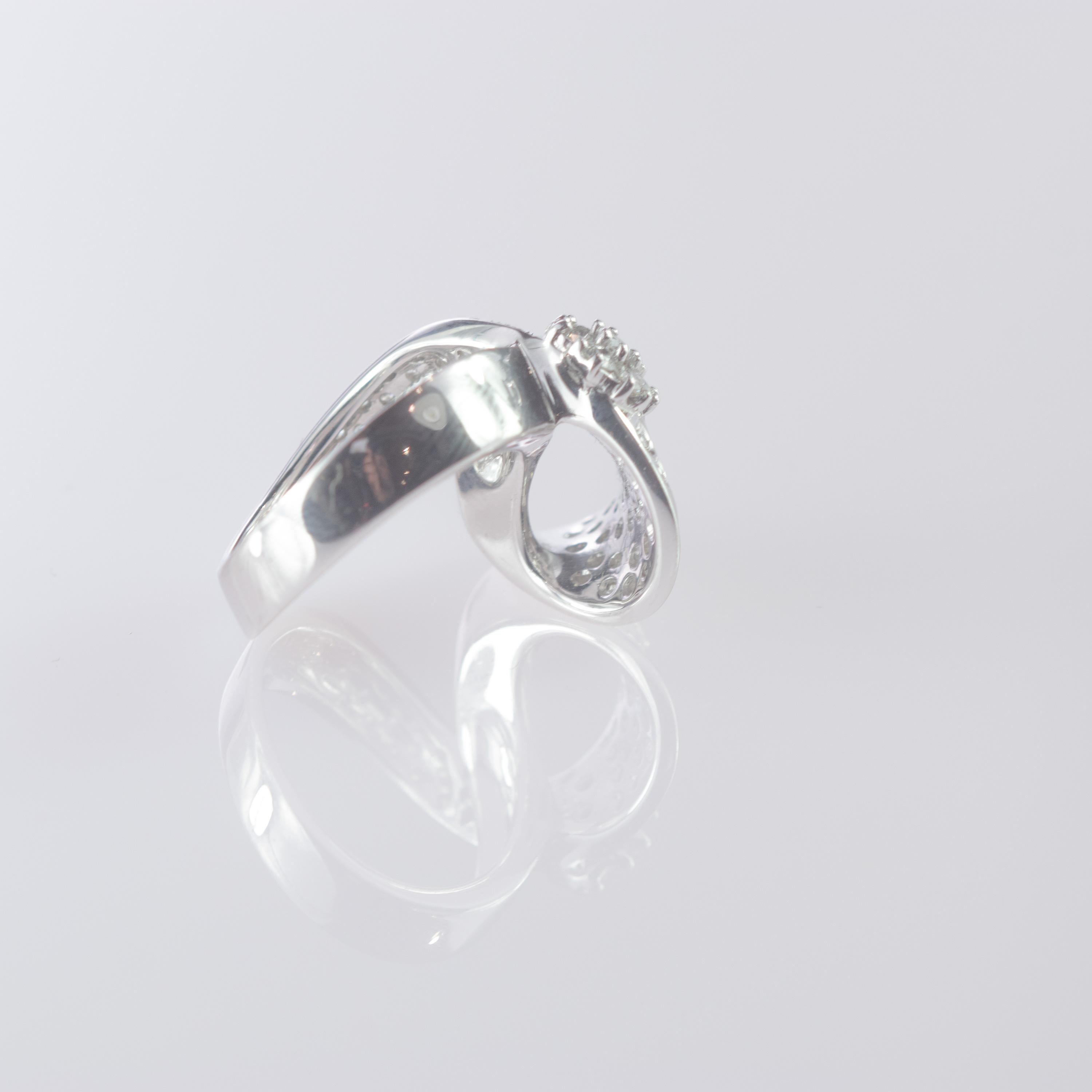 Intini Jewels, bague grappe courbes en or blanc 18 carats avec diamants 1,5 carat en vente 3