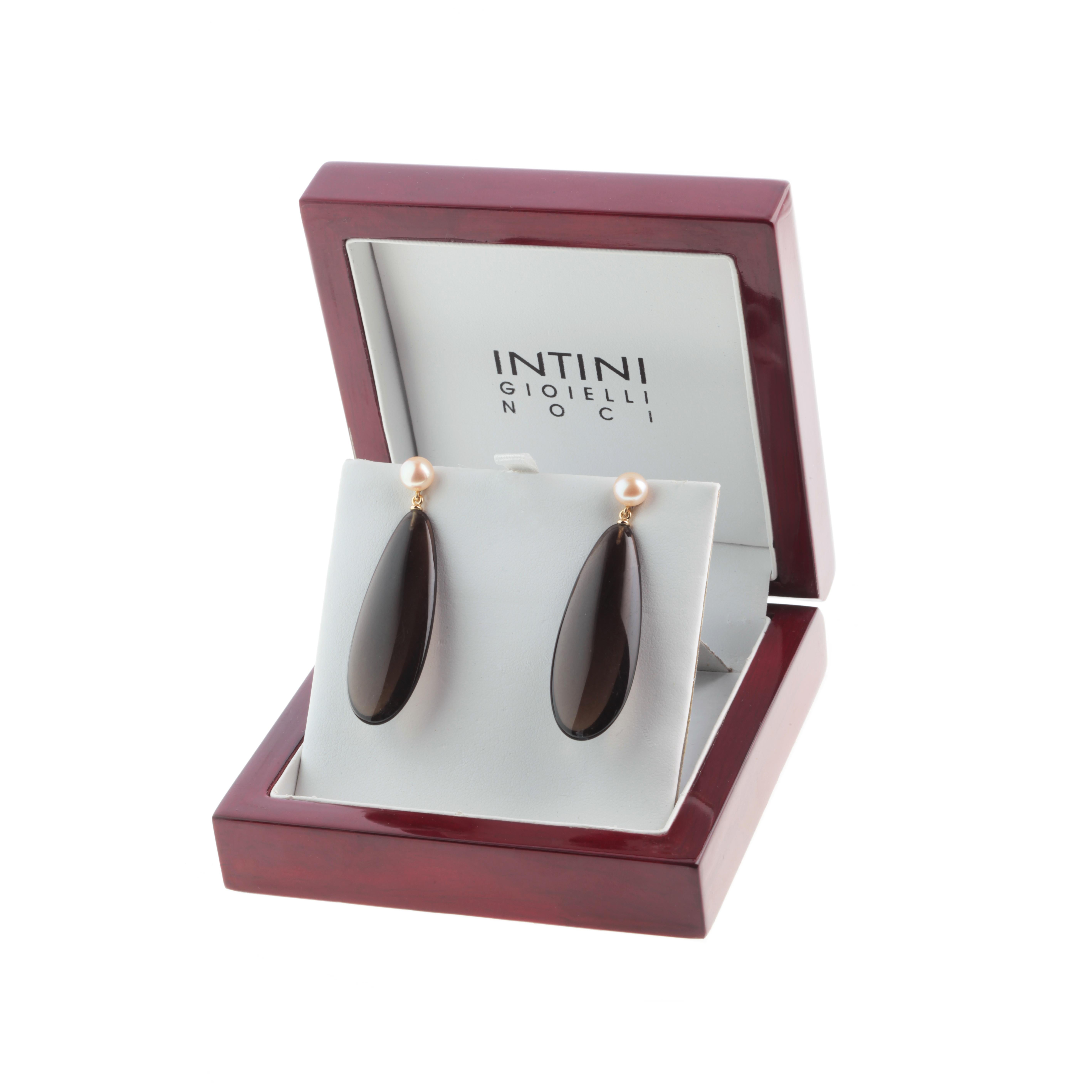 Clear and fashionable brown bold long agate crafted earrings. Holded by a 18 karat yellow gold that recreates a stylish piece of jewelry embellished with natural pearls. The perfect touch full of modernity with a tear drop design. Vintage and chic
