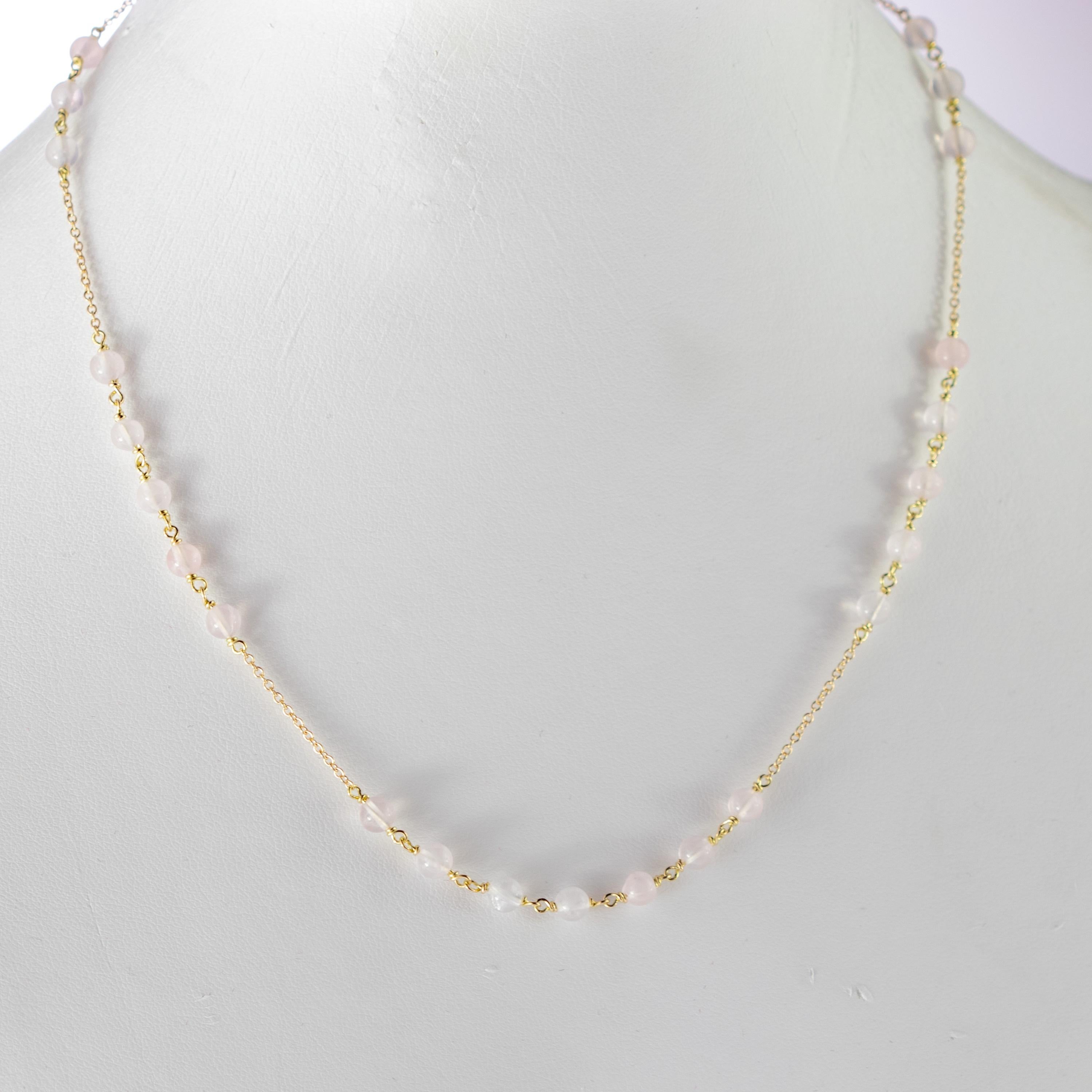 Deliziati con un gioiello luminoso fatto a mano. Un set di collana e bracciale in quarzo rosa ricco di design. Uno stile moderno e delicato per una donna giovane e intrepida. Un moderno e artigianale quarzo rosa tagliato a sfere immerso in una