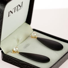 Intini Jewels, boucles d'oreilles pendantes vintage en or 18 carats avec agate noire en forme de poire plate et agate