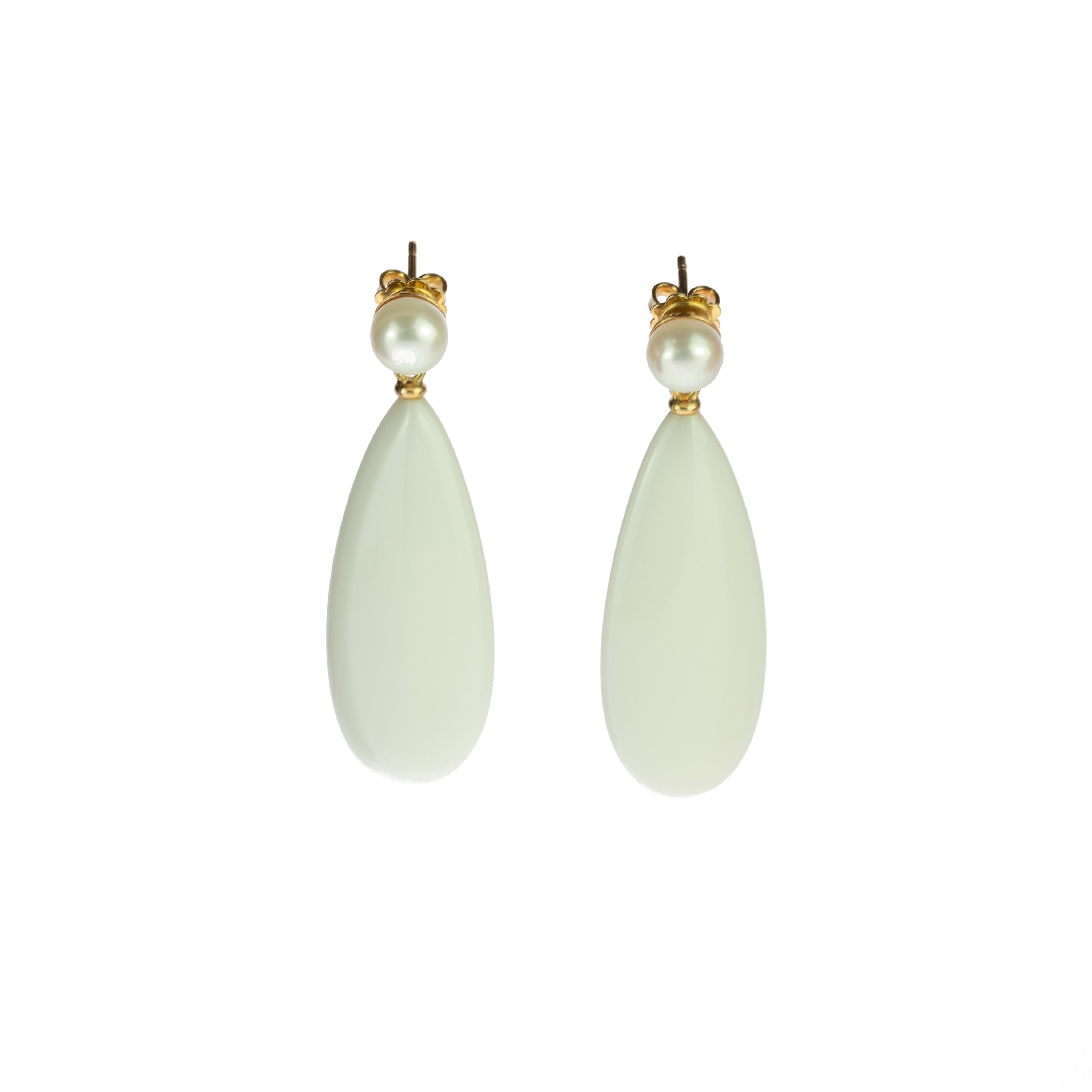 Crafted earrings of freshwater pearls with a stunning white agate pear tear drop design that combine geometric round shapes with a matte white color. Resulting in flat, free-spirited pieces with a charming elegance. Held by 18 karat yellow gold that