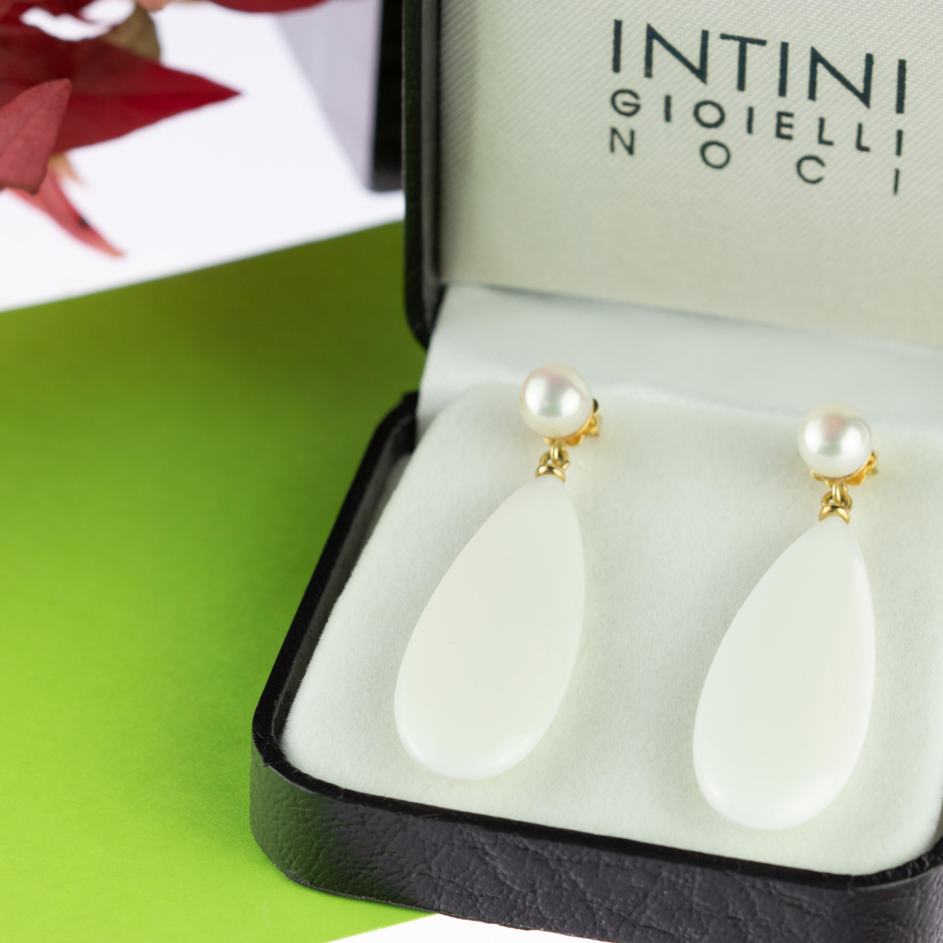 Intini Juwelen 18 Karat Gold flache Tropfenohrringe aus weißem Achat, handgefertigt im Zustand „Neu“ im Angebot in Milano, IT
