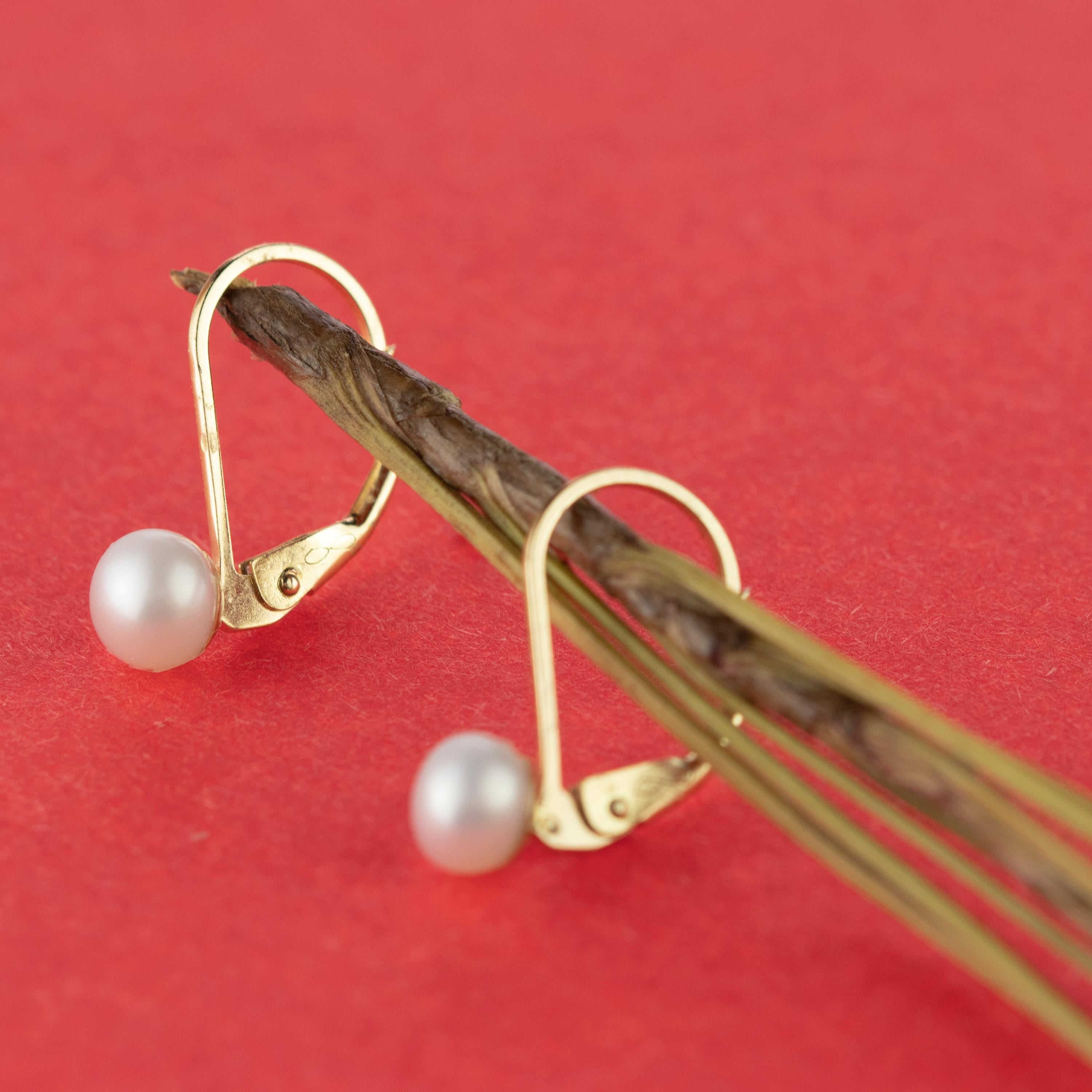 Italian handmade beautiful freshwater natural pearl earrings. A unique and timeless  leverback closure design with 18 karat yellow gold.
 
These pearls are inspired by a contemporary design. The pearls offer naturalness and the yellow gold