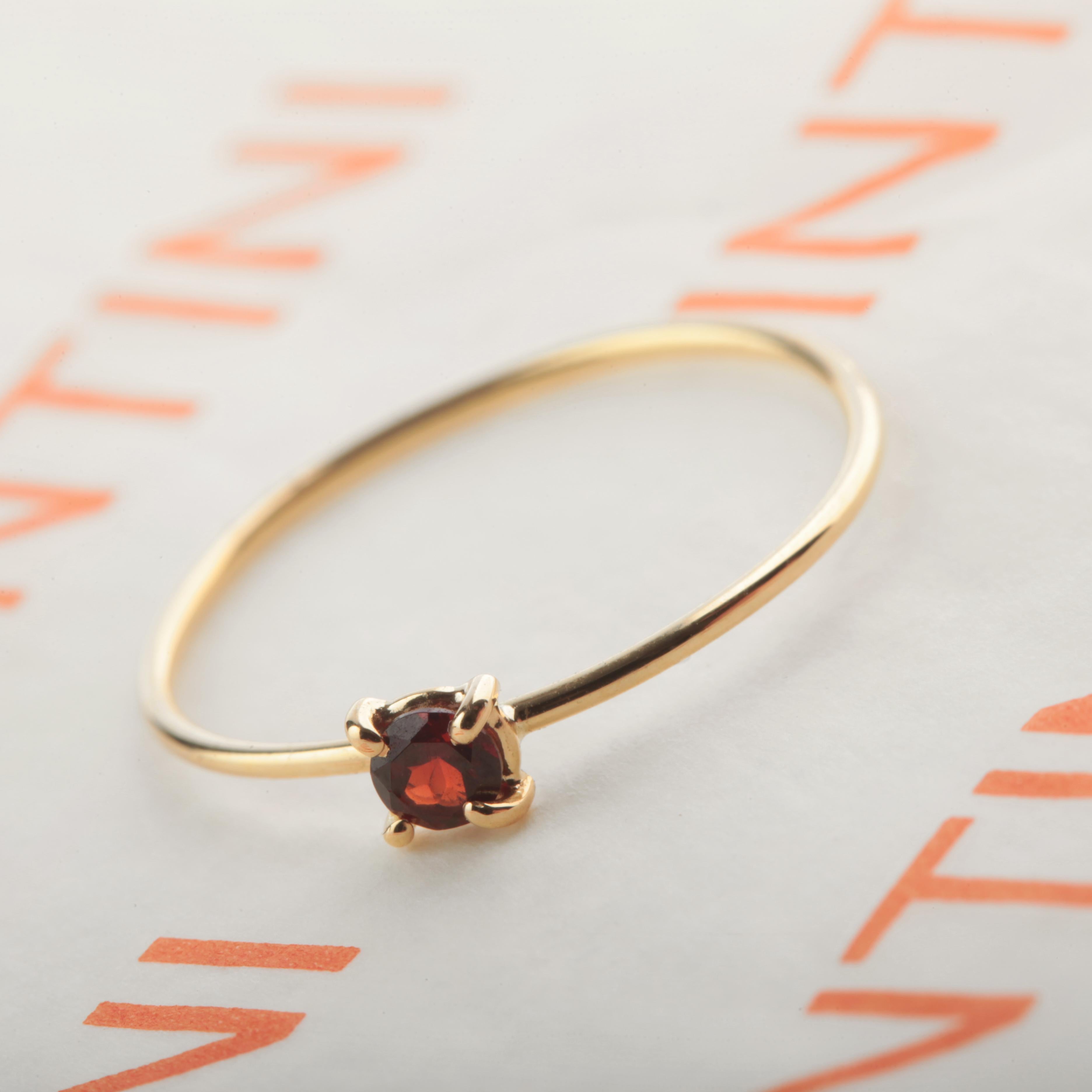 Stunning and magnificent garnet ring with 18 karat yellow gold. This epic jewellery piece is an outstanding display of quality and Italian handmade royal craftsmanship. Create a fashionable look full of light and desire. This ring will embellished