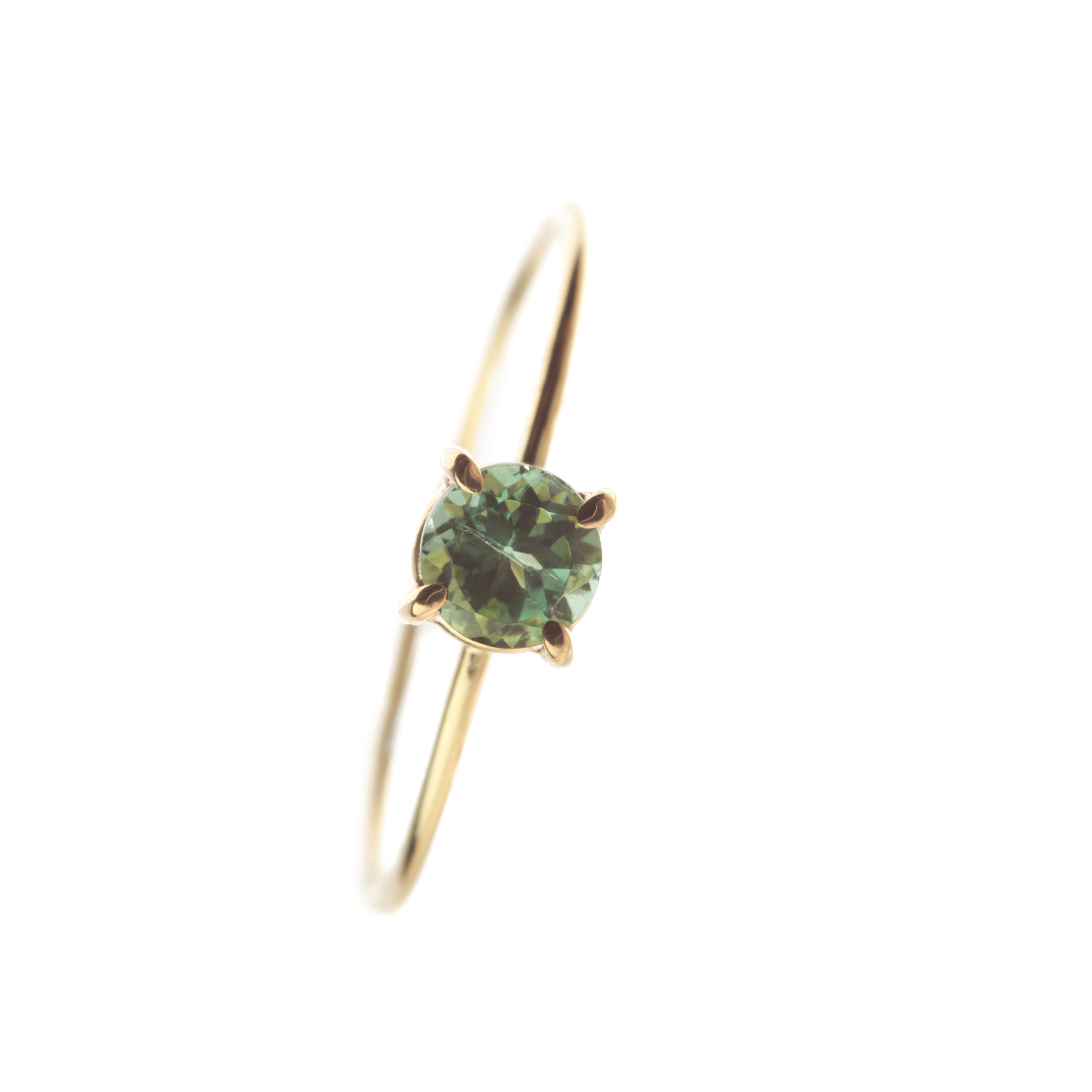 Gioielli con tormalina verde firmati Intini Jewels. Anello dal design moderno ed elegante in oro giallo 18 carati con taglio a brillante e piccole griffes che lo impreziosiscono.

La tormalina verde è ideale per scopi curativi, in quanto è in grado