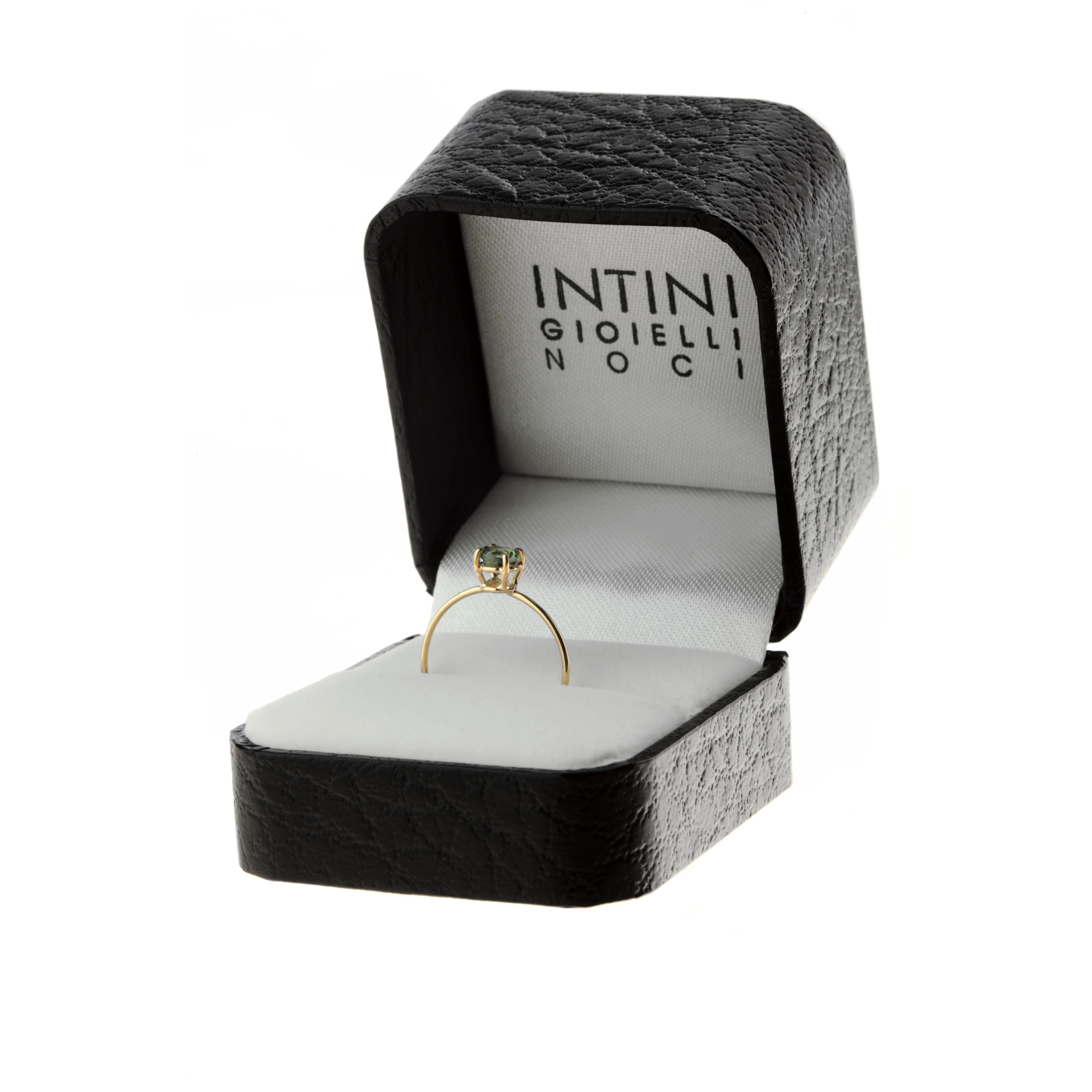 Taglio brillante Intini Jewels Anello moderno con tormalina verde in oro 18 carati, fatto a mano, da cocktail in vendita