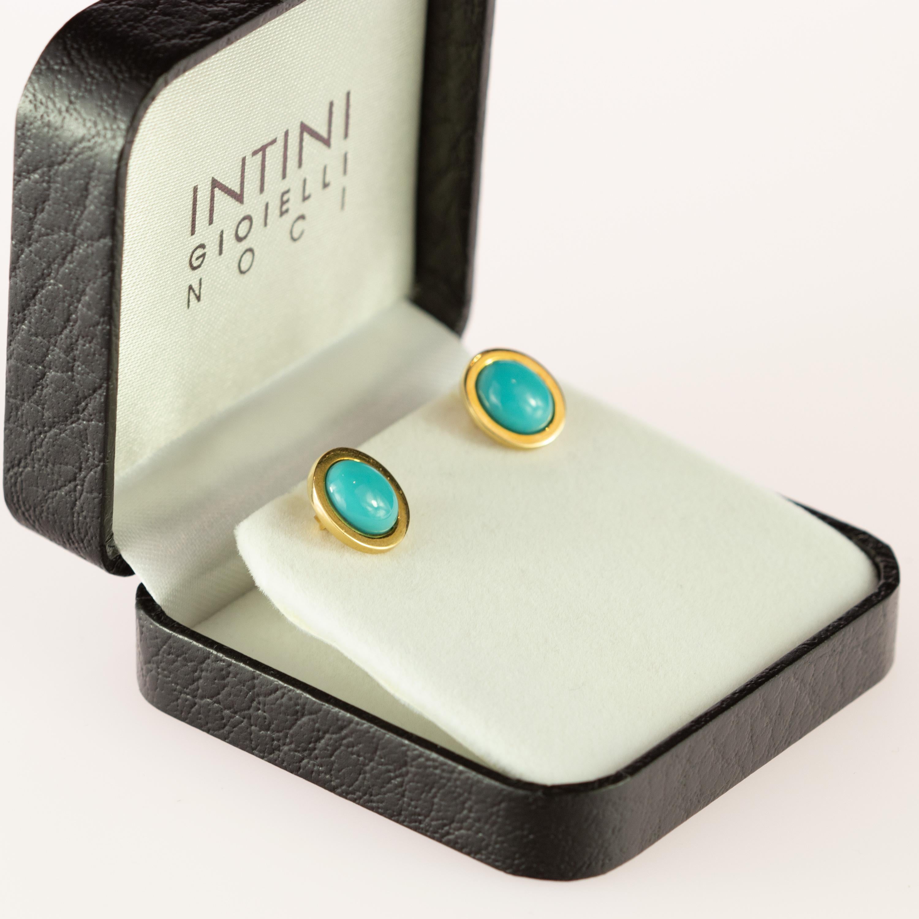 Orecchini retrò ed eleganti con un'eccezionale opera d'arte, un'eccezionale esposizione di colori e una lavorazione artigianale italiana disegnata da Intini Jewels. Questo orecchino unico ha un turchese naturale ovale circondato da un design a