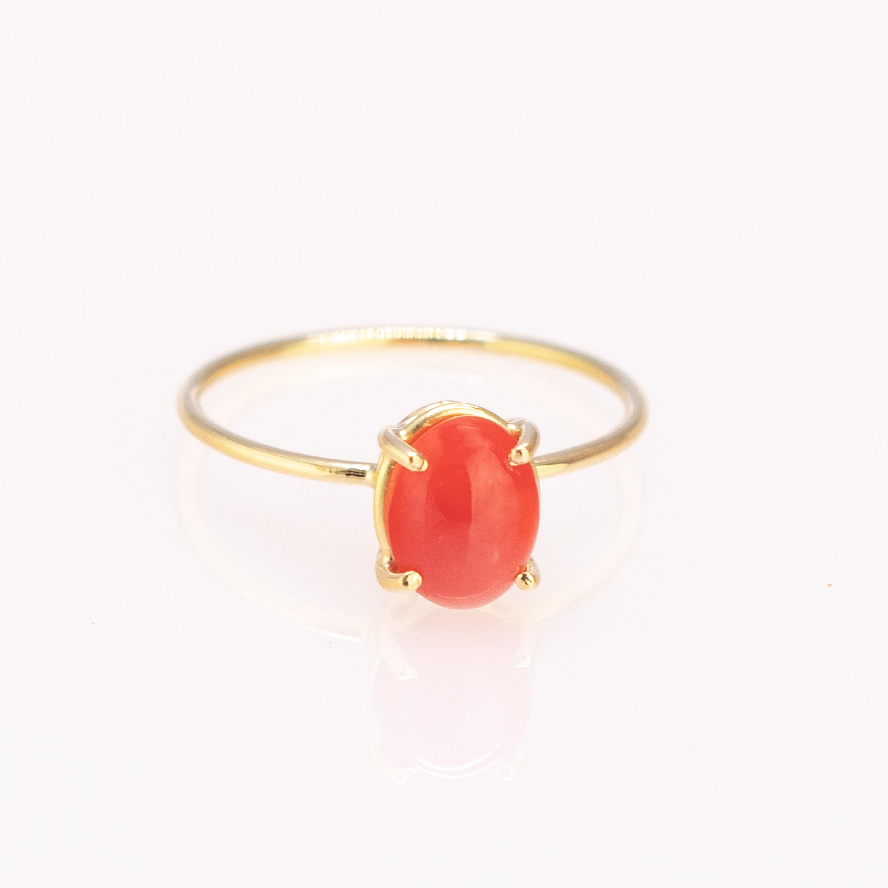 Anello midi con cabochon ovale e solitario, dal colore rosso intenso e naturale. Corallo rosso cabochon da 1,4 carati su anello in oro giallo 18 carati ispirato alla gioia dei tramonti estivi. Grazie alle sue dimensioni perfette, si adatta ai tuoi