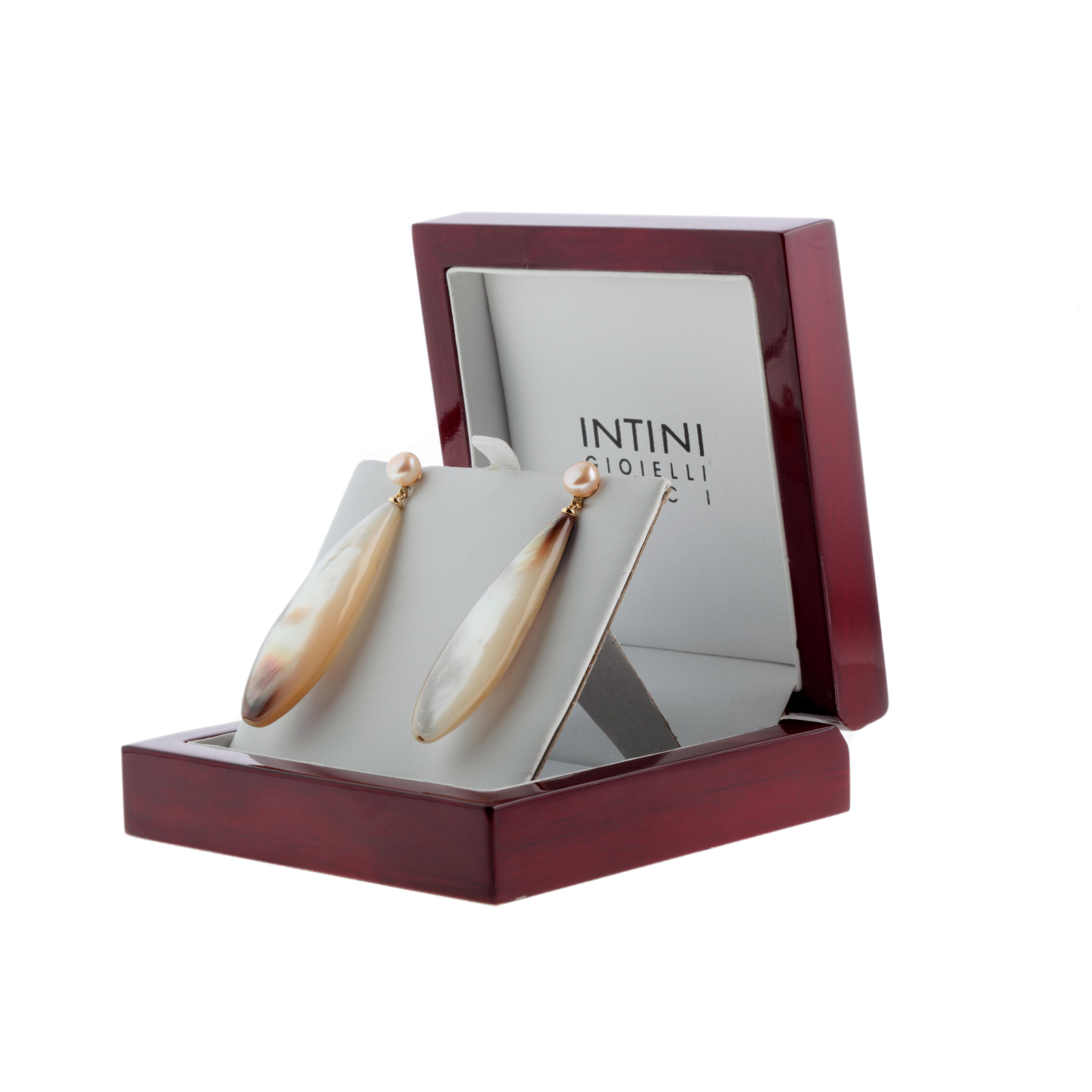 Donna Intini Jewels, orecchini a goccia in oro 18 carati con perle e madreperla, fatti a mano. in vendita