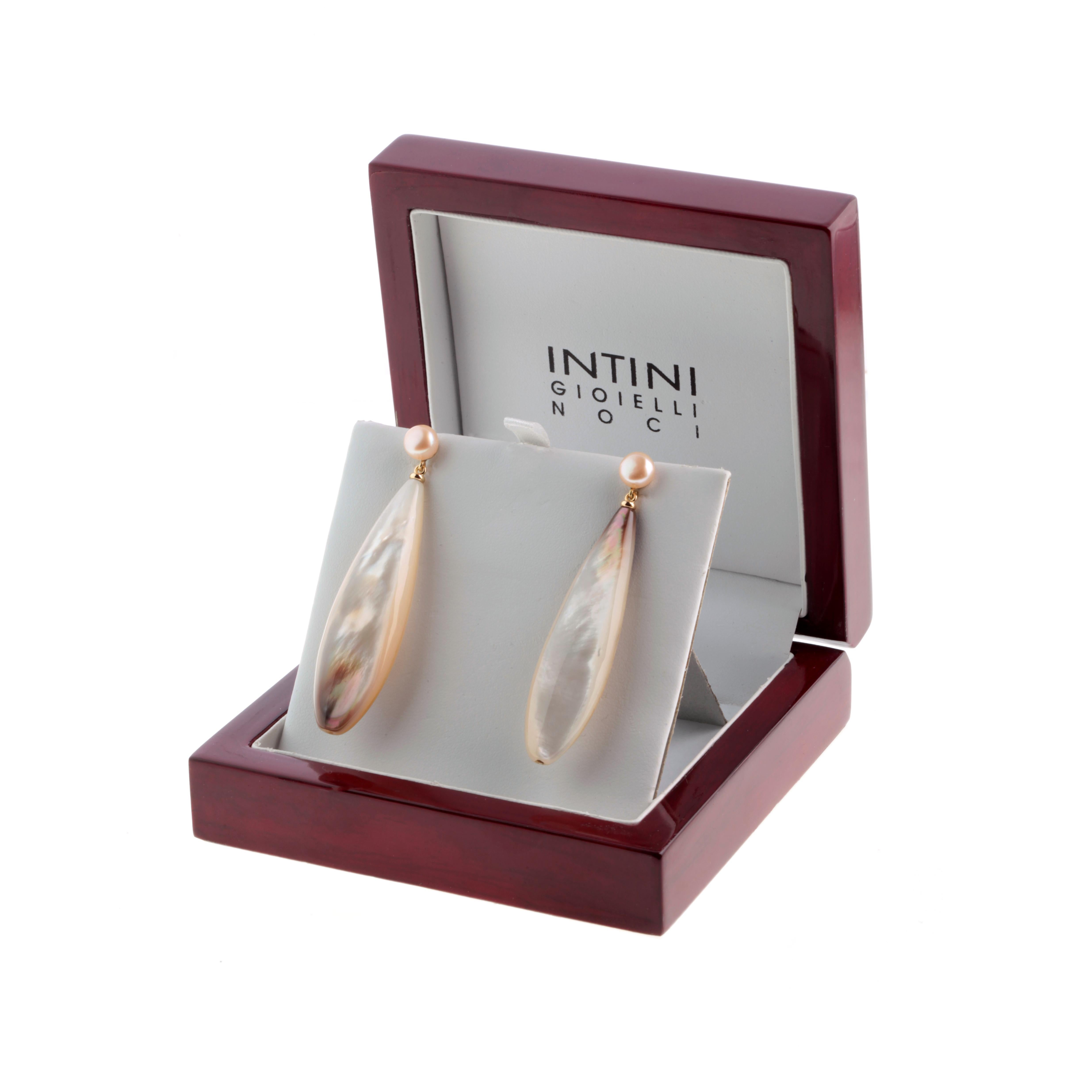 Intini Jewels, orecchini a goccia in oro 18 carati con perle e madreperla, fatti a mano. in vendita 1