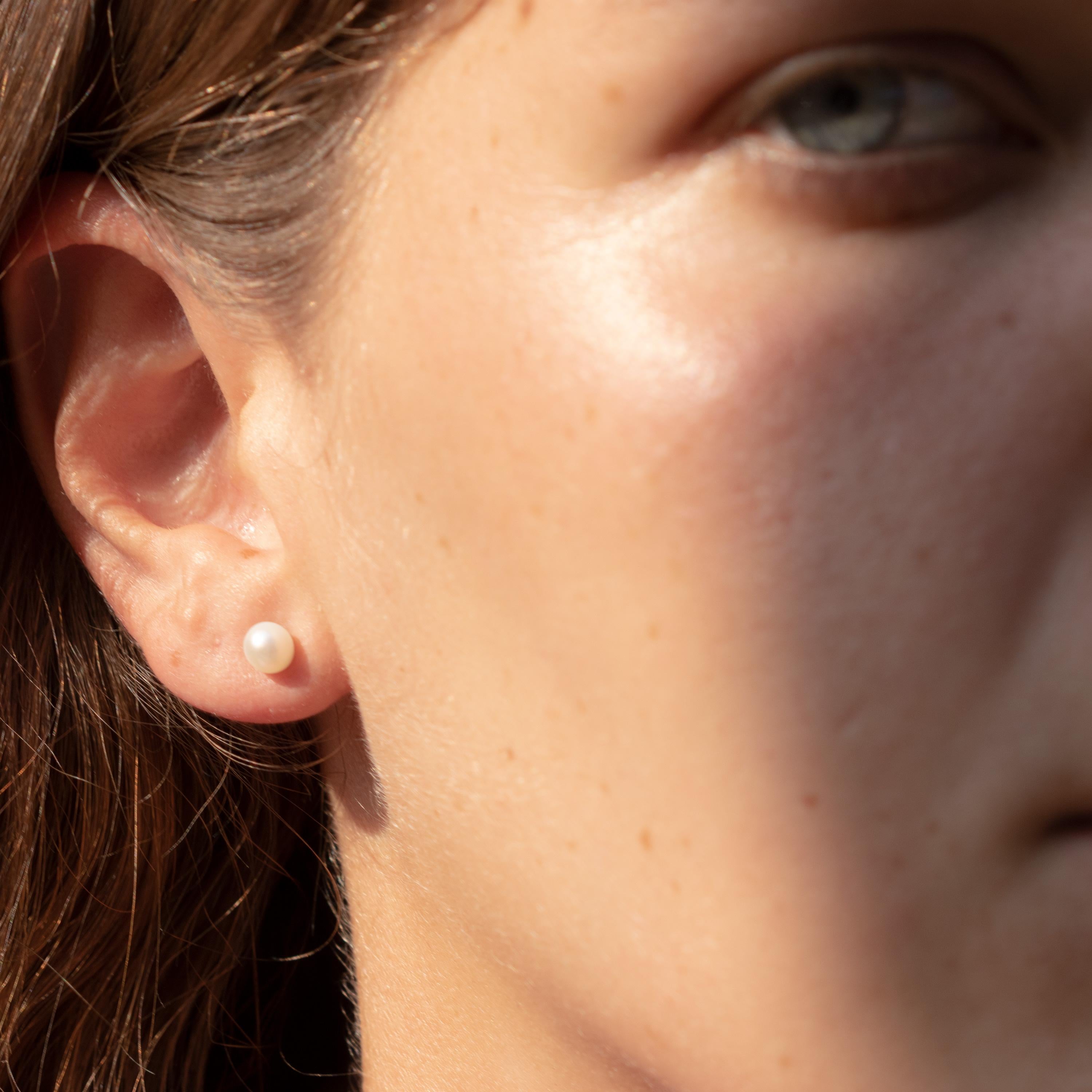 Boucles d'oreilles en perles d'eau douce rondes de fabrication italienne. Ces perles rondes de 10 mm agrémentées d'or jaune 18 carats s'inspirent de la simplicité de la beauté naturelle. D'une taille parfaite, il remplira de lumière le visage de