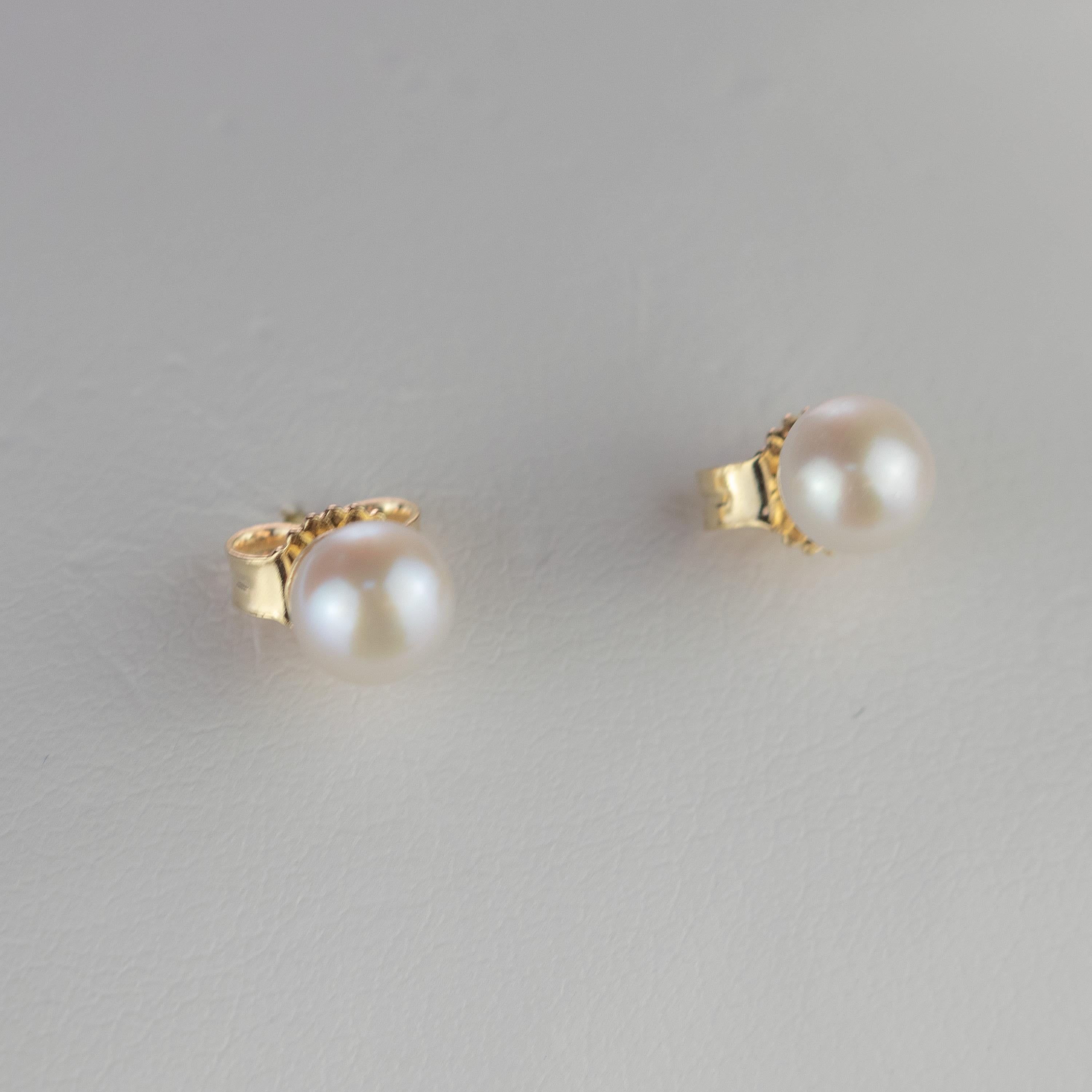 Intini Jewels Boucles d'oreilles artisanales déco en or jaune 18 carats avec perles d'eau douce rondes Unisexe en vente