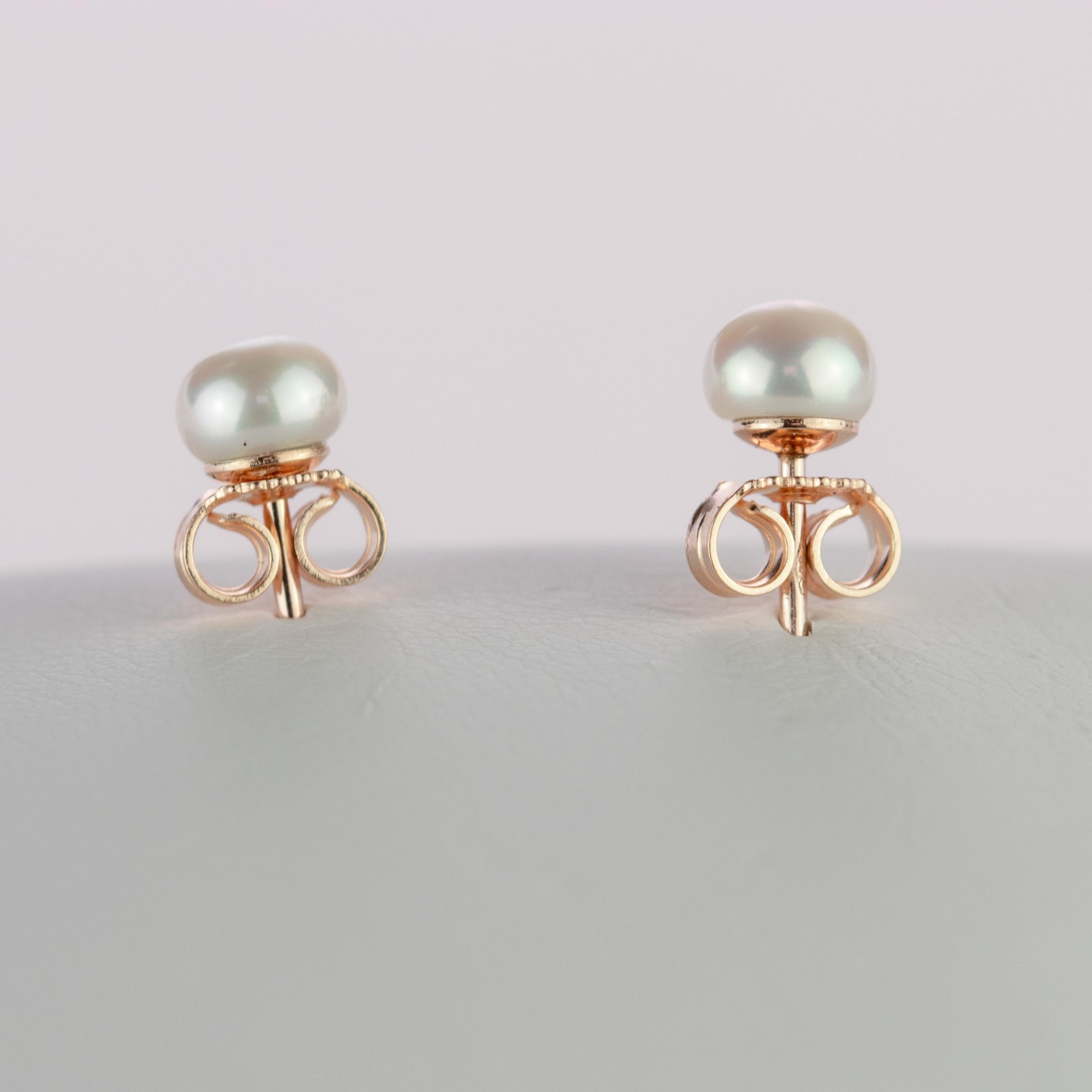 Boucles d'oreilles de fabrication italienne. or rose 18 carats, perles d'eau douce naturelles rondes de 0,5 mm. Ces perles s'inspirent de la simplicité de la beauté naturelle. D'une taille parfaite, il remplira de lumière le visage de ceux qui le