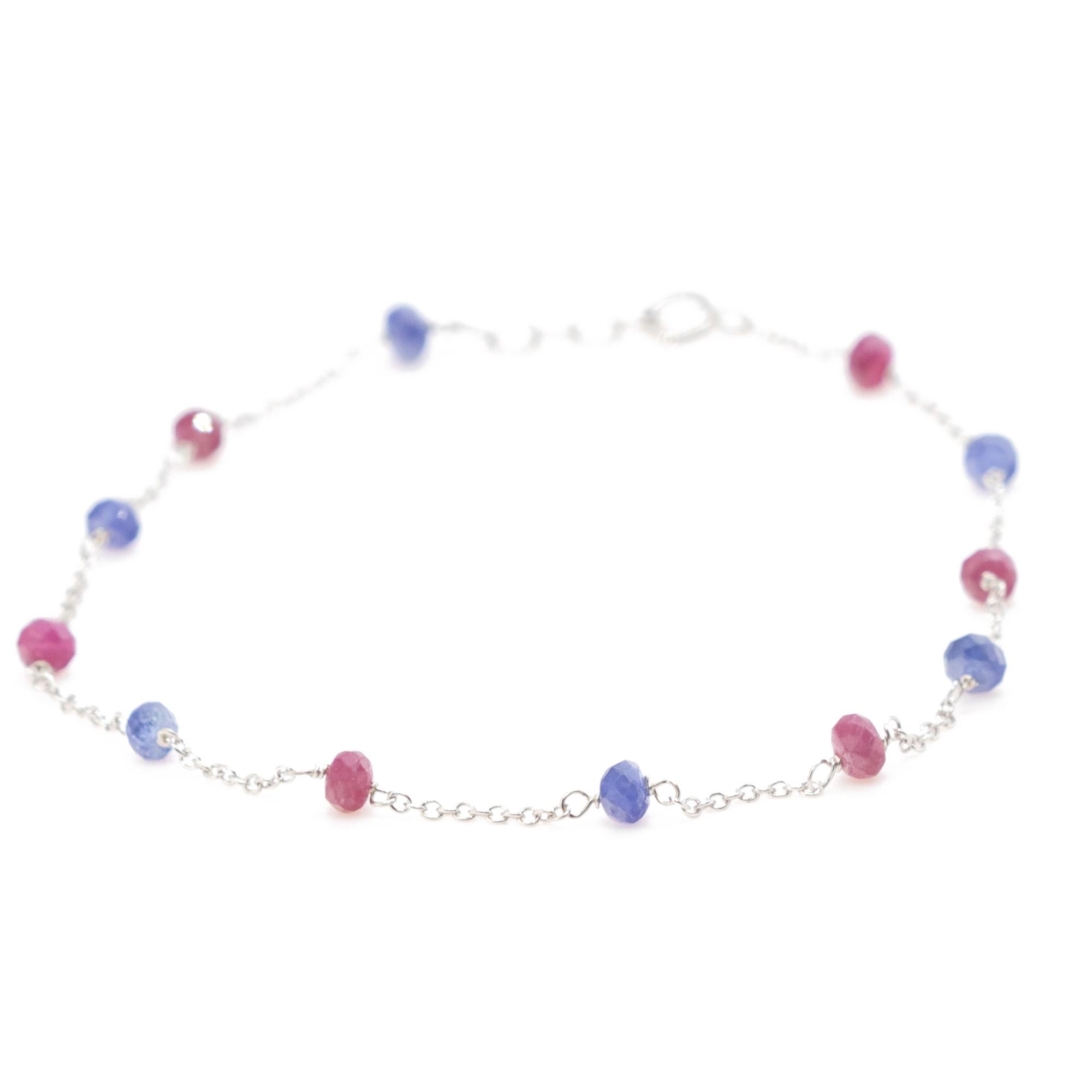 La qualité signée Intini Jewels sur un bijou au design moderne et contemporain.

12 pierres précieuses de première qualité, rubis et saphirs, embellissent un délicat bracelet en chaîne en or blanc 18 carats.

Une touche élégante de glamour au bout