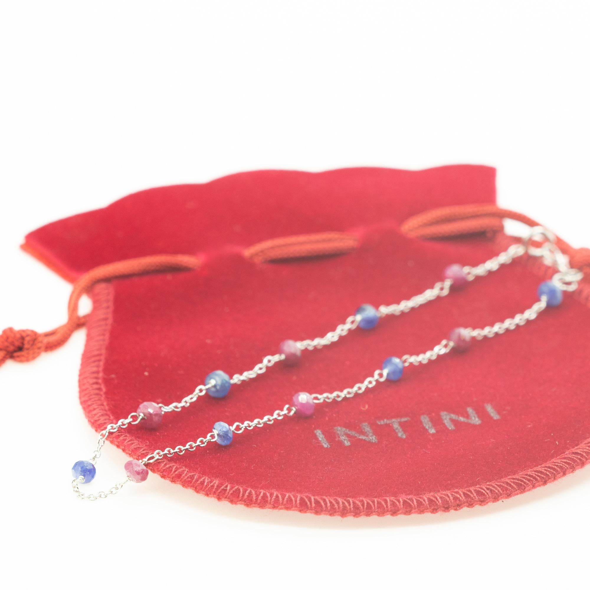 Intini Jewels Bracelet chaîne en or blanc 18 carats avec rubis et saphirs, fabrication artisanale Pour femmes en vente