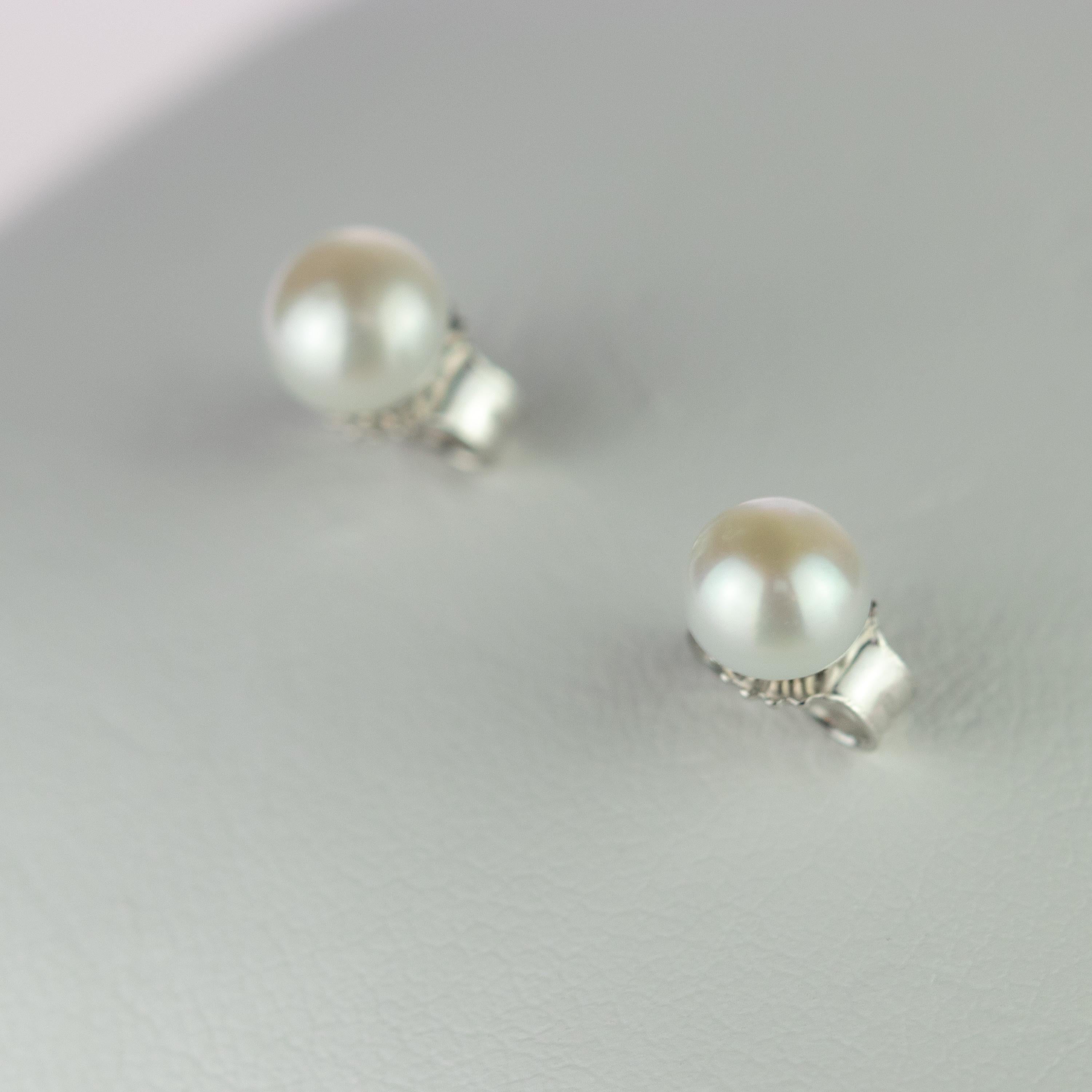 Intini Jewels 18 Karat White Gold Natural Freshwater Pearl Shiny Stud Earrings In New Condition For Sale In Milano, IT