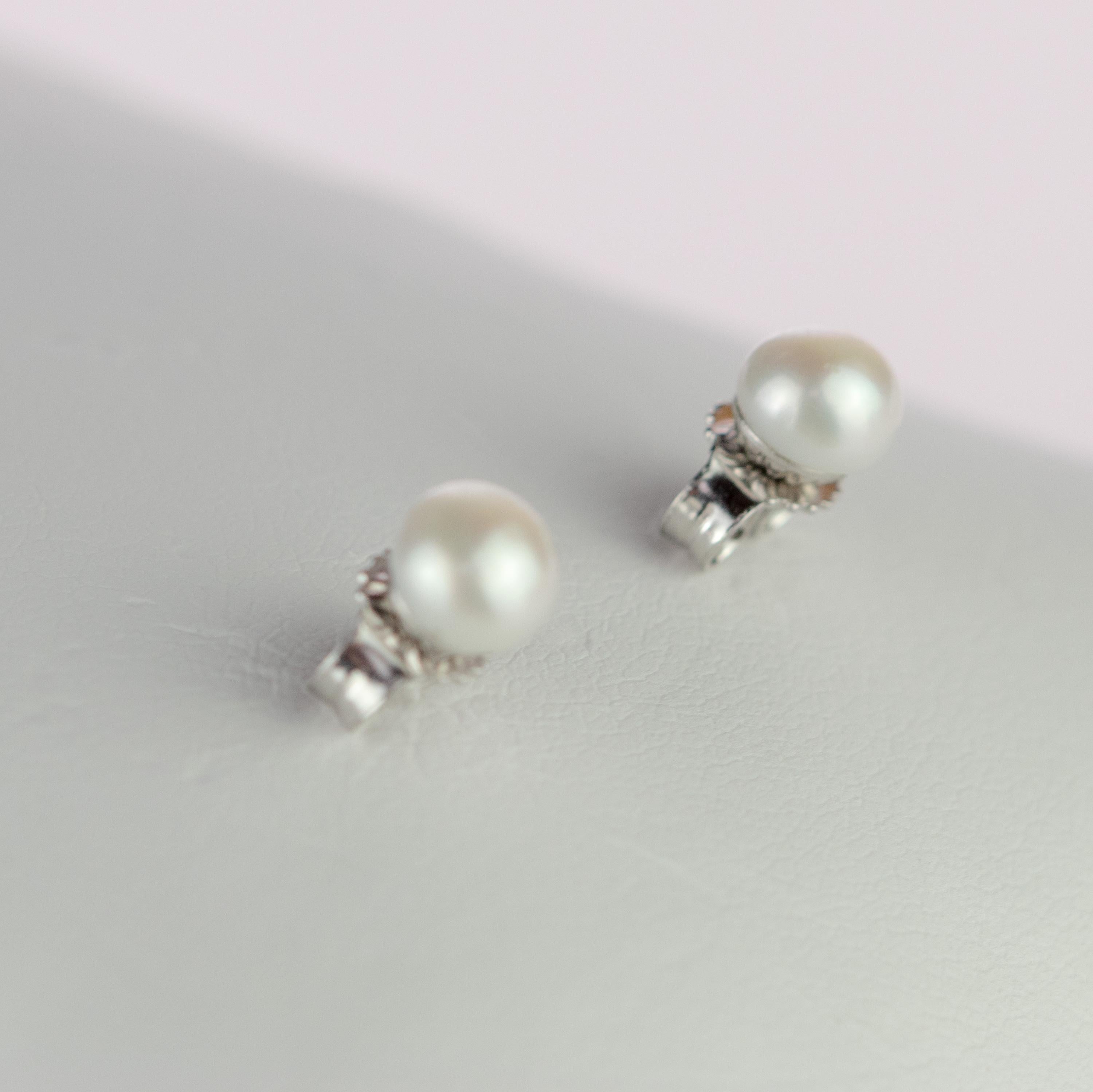 Intini Jewels 18 Karat White Gold Natural Freshwater Pearl Shiny Stud Earrings For Sale 2