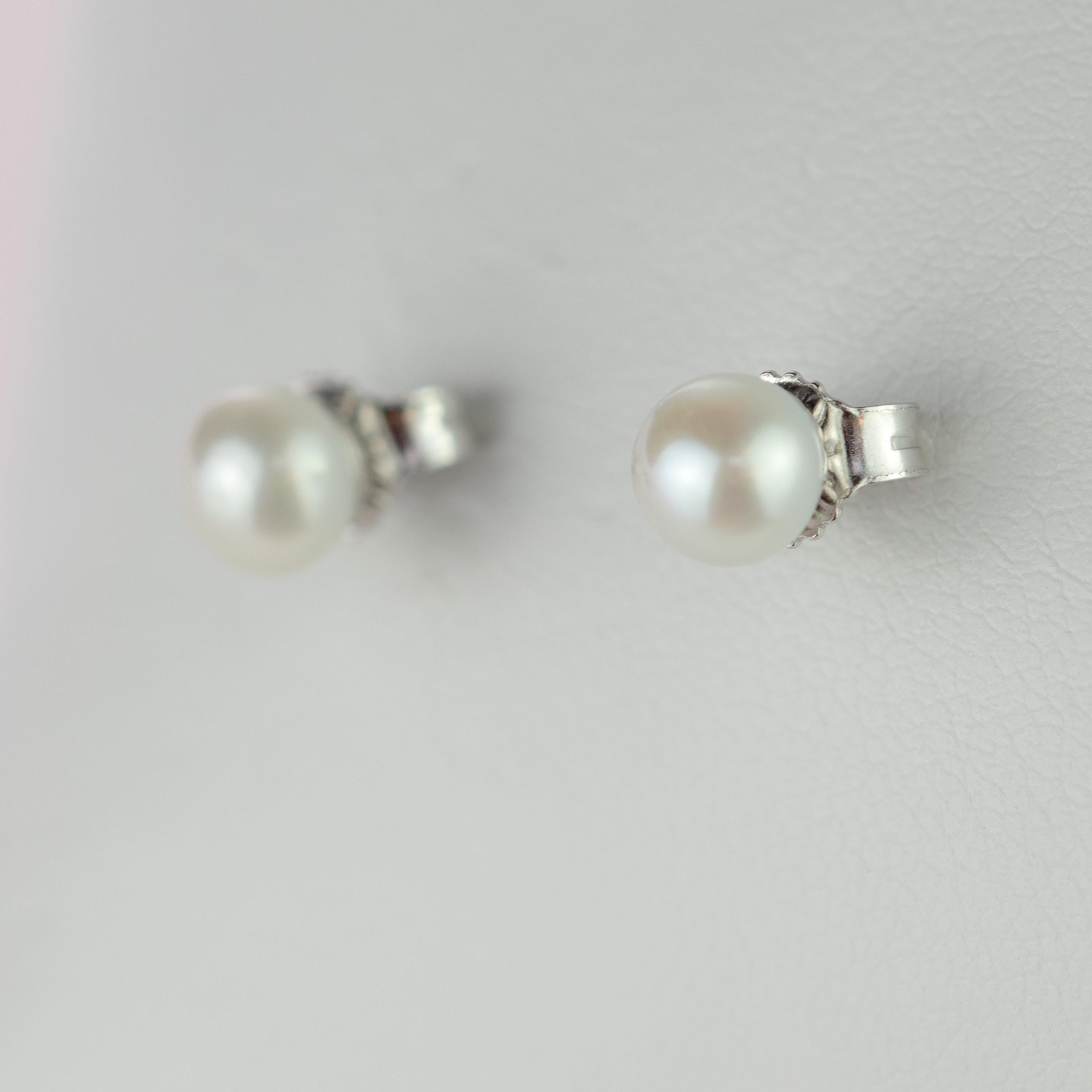 Intini Jewels 18 Karat White Gold Natural Freshwater Pearl Shiny Stud Earrings For Sale 4