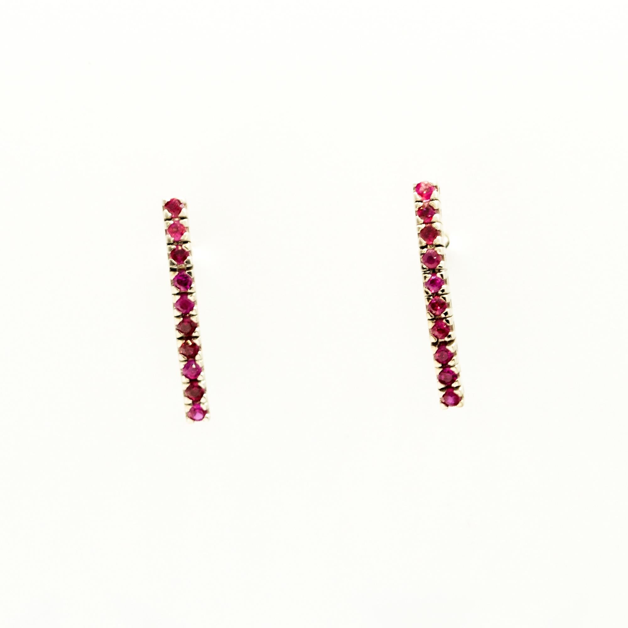 Intini Jewels firma la qualità di un design classico di alta gioielleria. 
Orecchini tennis per un cocktail serale, caratterizzati da rubini naturali di altissima qualità con taglio brillante.
Un elegante tocco di glamour a portata di mano. Lasciati