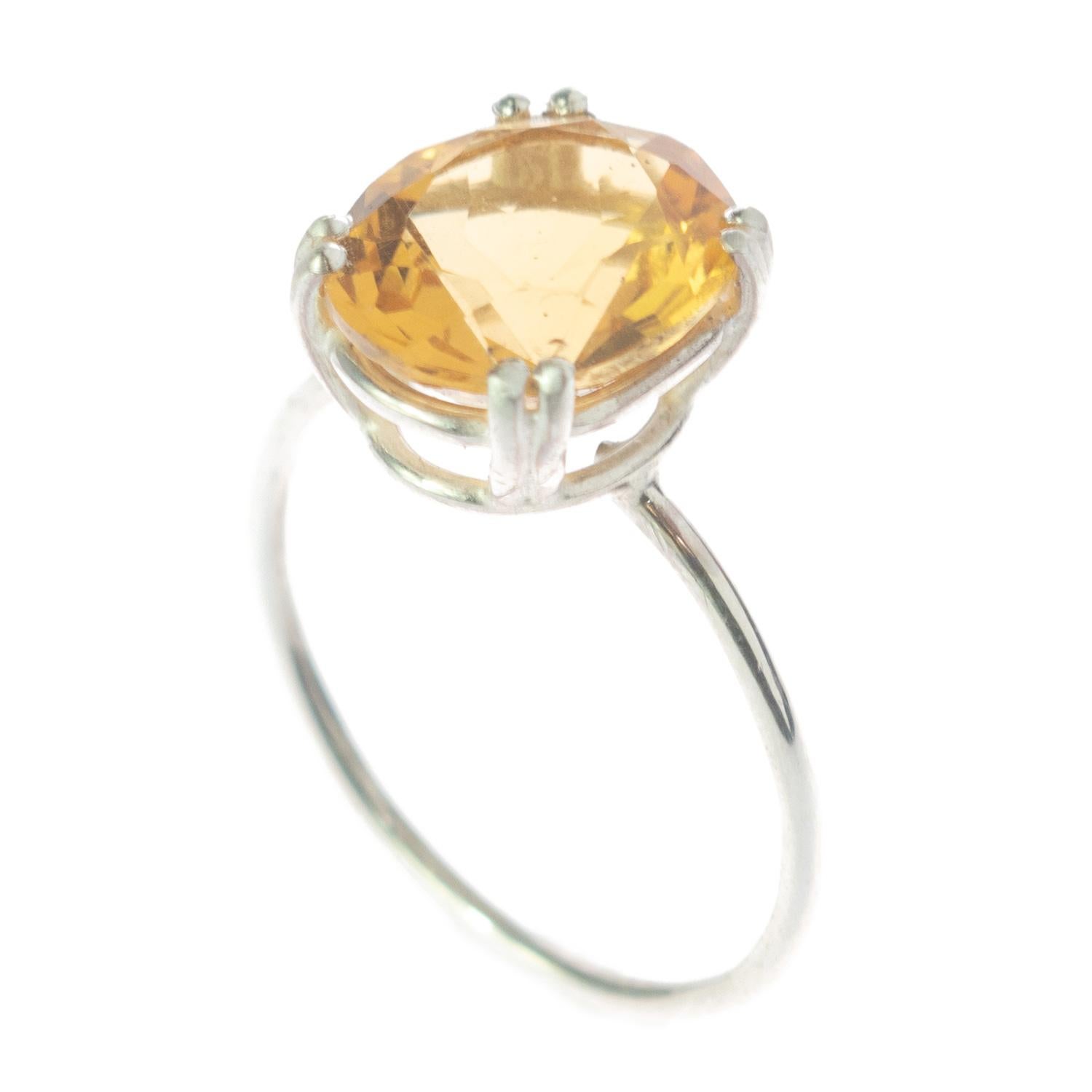 Seltener und prächtiger natürlicher Citrin. Die Bedeutung des Zitrins ist auf Wohlstand, Freude und Energie ausgerichtet.

Er erhält seine Farbe durch die Eisenspuren im Quarz und kann von blassgelb bis hin zu leuchtenden Bernsteintönen reichen.

•