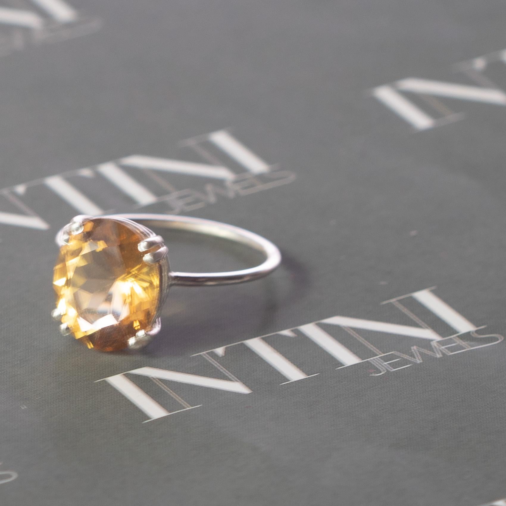 tini Jewels: 18 Karat Weißgold Cocktail-Ring mit ovalem Citrin-Quarz, modern im Zustand „Neu“ im Angebot in Milano, IT