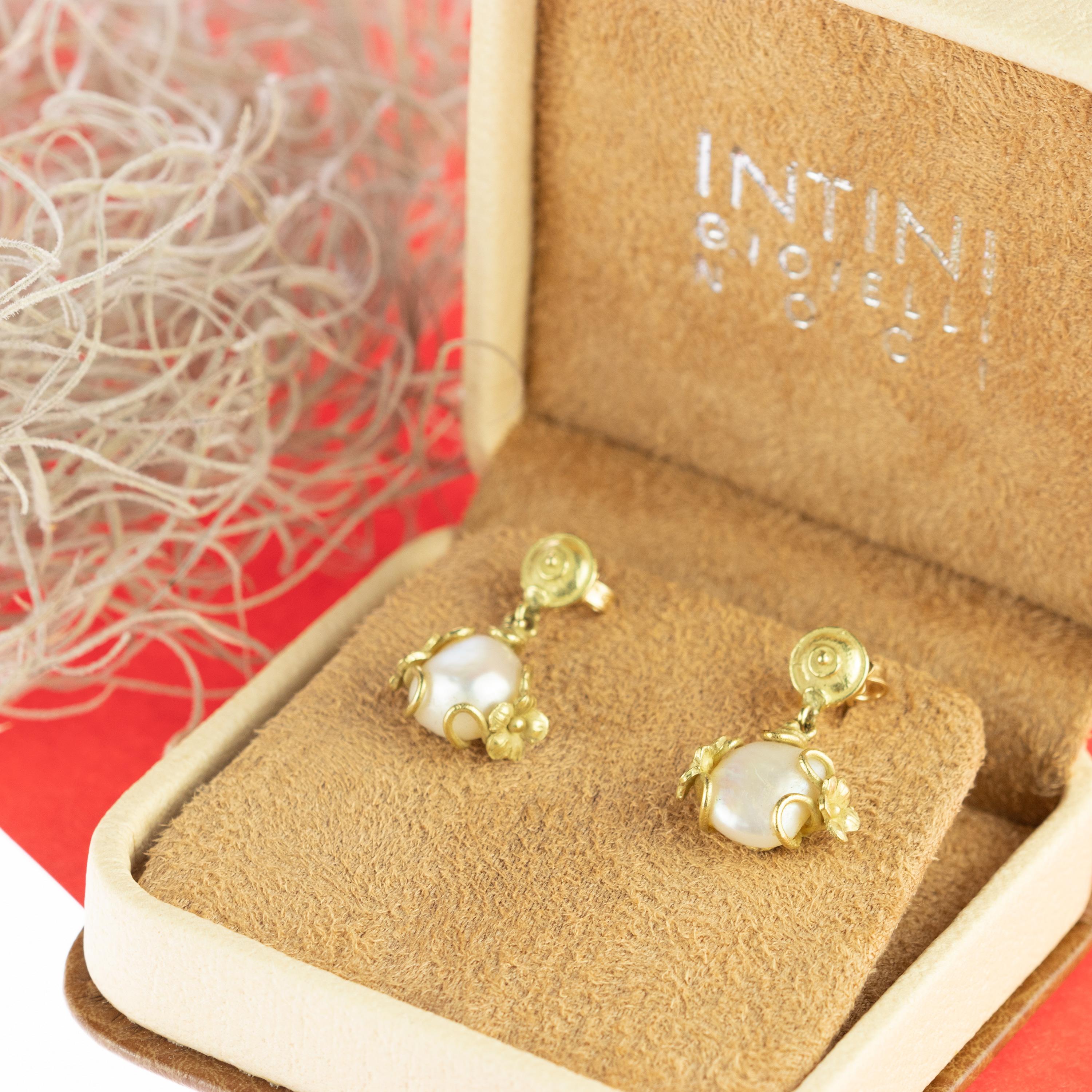 Round Cut Intini Jewels 18 Karat Yellow Gold Flowers Freshwater Pearl Cocktail Earrings For Sale