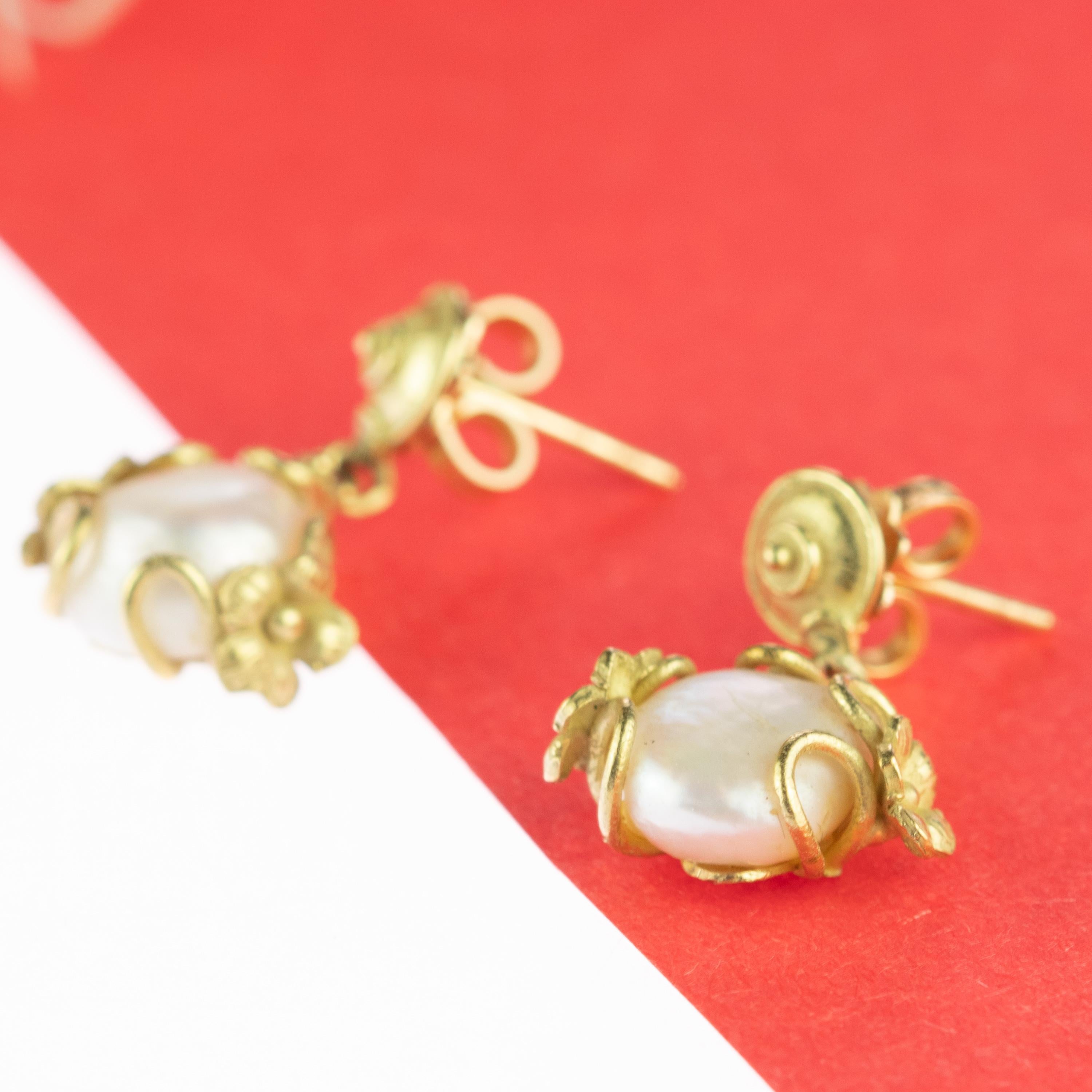 Intini Jewels Boucles d'oreilles cocktail fleurs en or jaune 18 carats et perles d'eau douce en vente 1