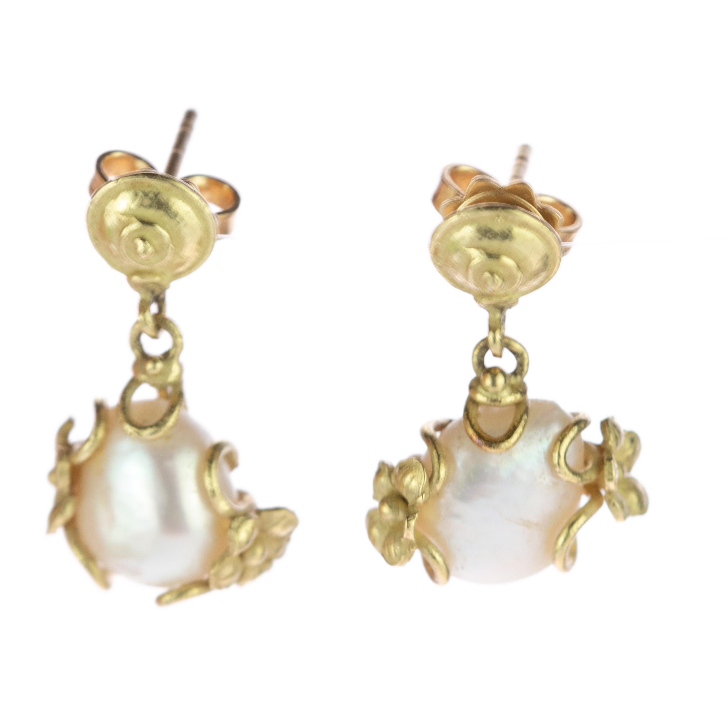 Intini Jewels Boucles d'oreilles cocktail fleurs en or jaune 18 carats et perles d'eau douce en vente 3