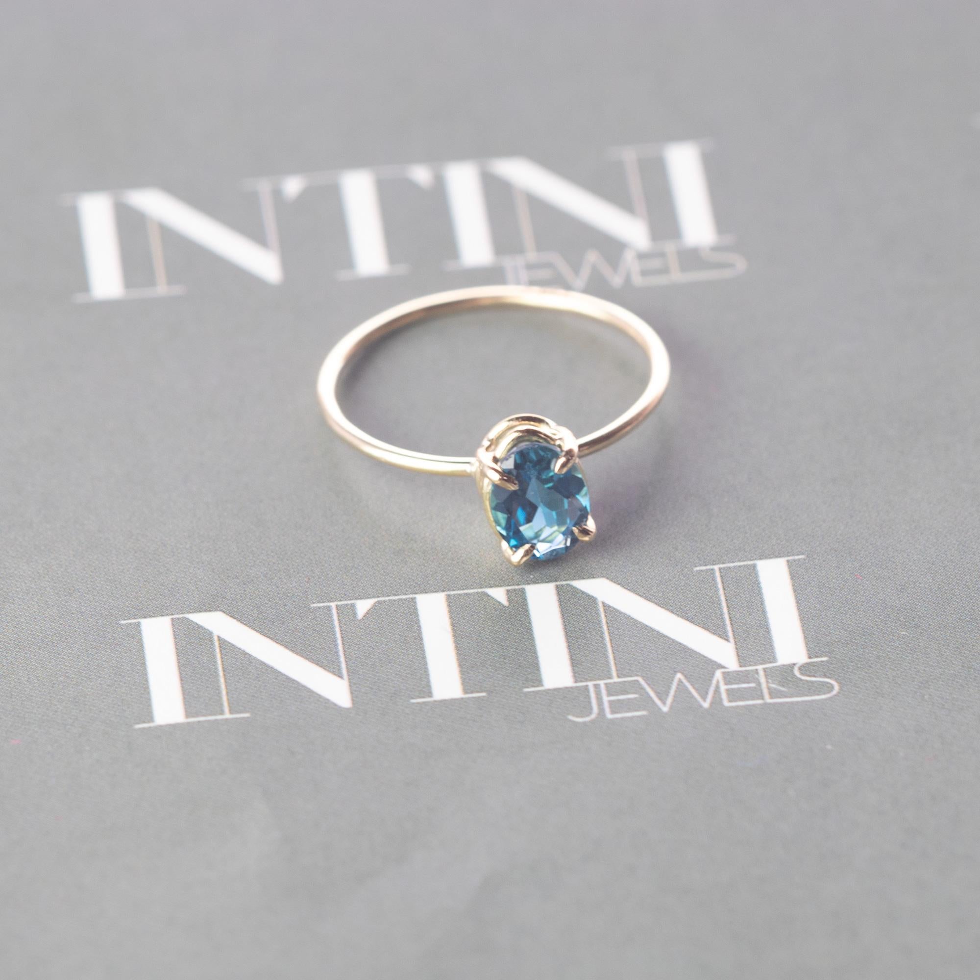 Taille ovale Intini Jewels Bague cocktail chic en or jaune 18 carats et fluorine ovale, faite à la main en vente