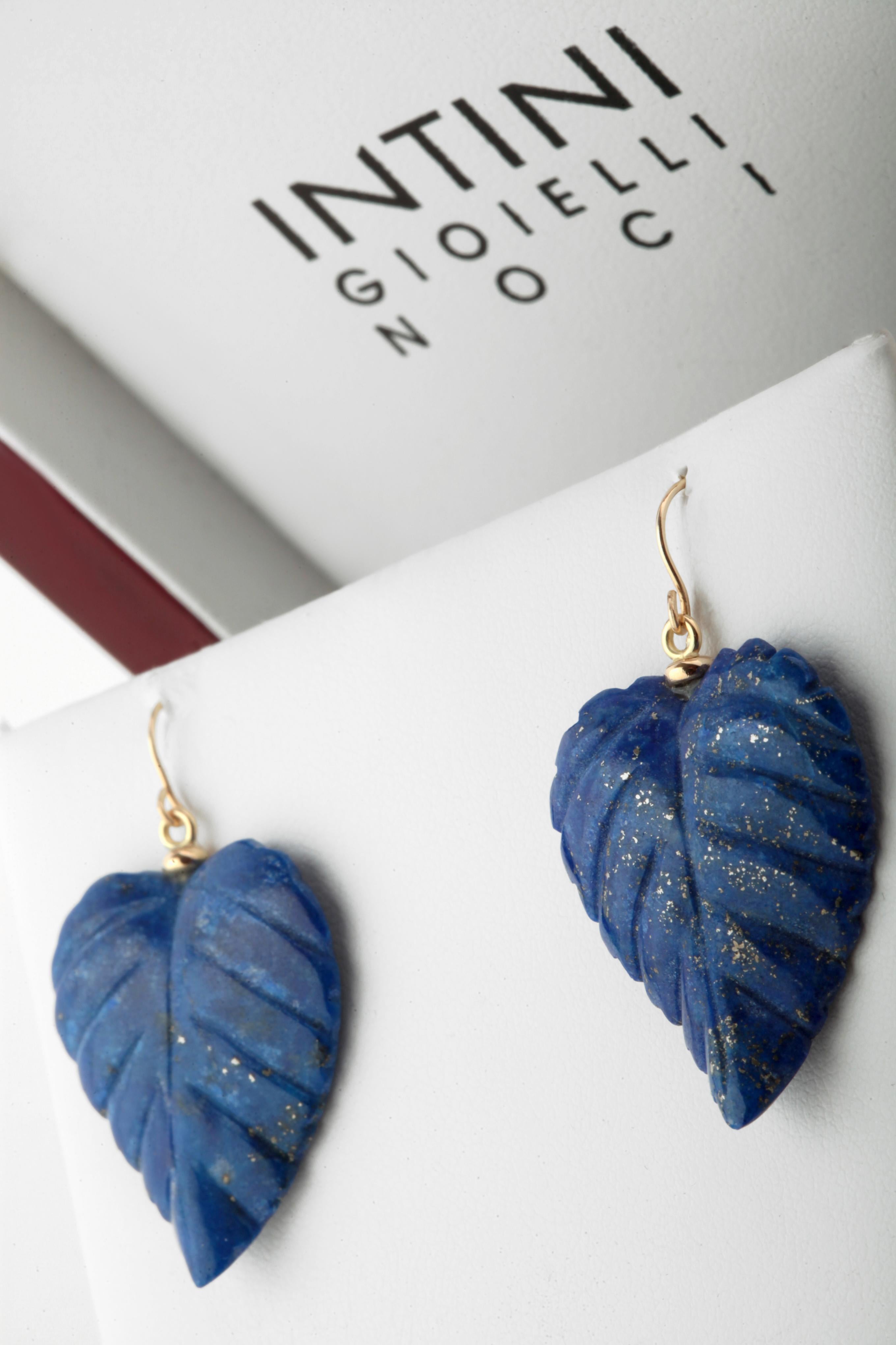 This stunning masterpiece with high quality craftsmanship was born in the Intini Jewels workshop. Our designers add all the italian modern style and glamour in one exquisite piece. Stunning crafted lapis lazuli leaves, hanging from 18 karat yellow