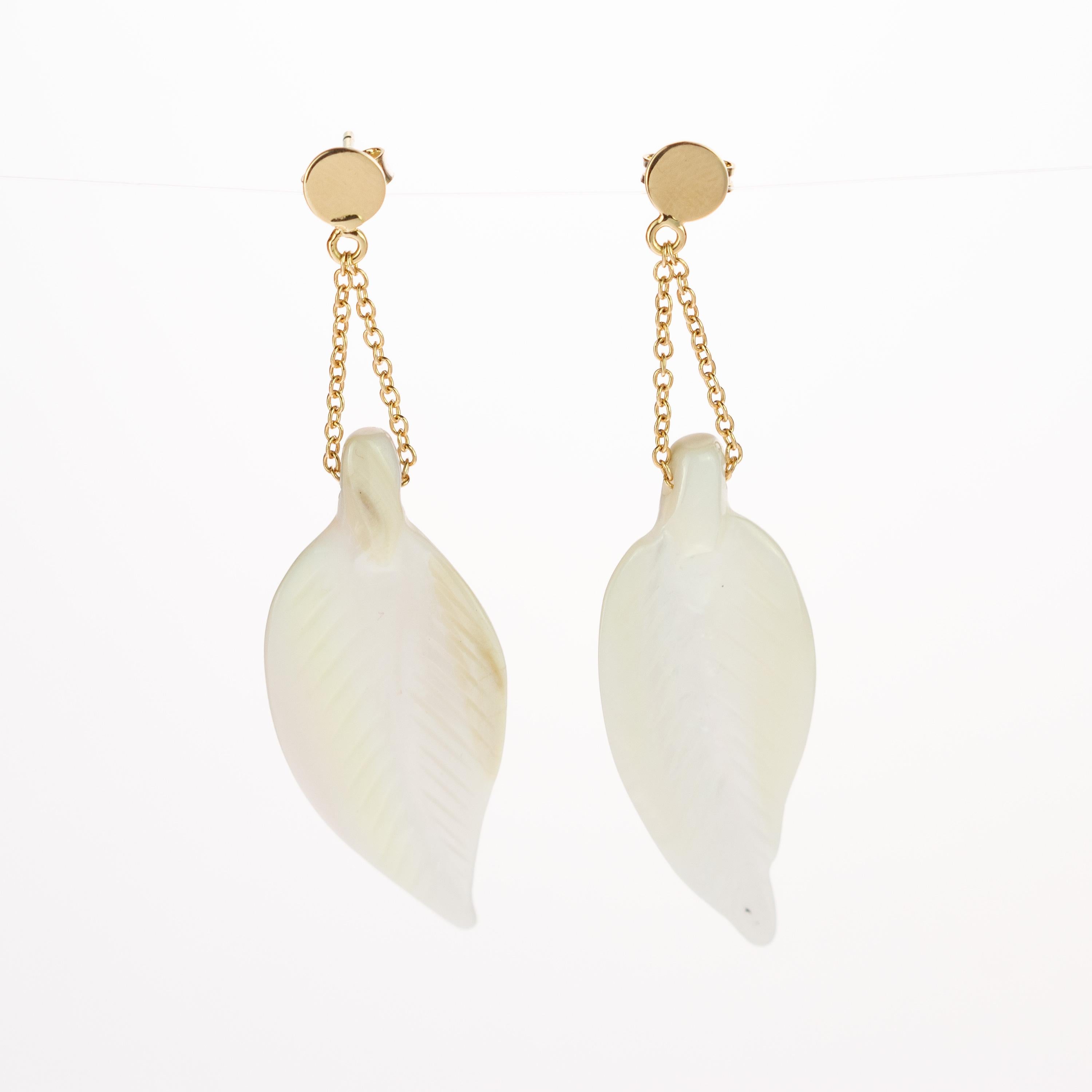 Intini Jewels, orecchini pendenti a foglia in oro giallo 18 carati con madreperla In condizioni Nuovo in vendita a Milano, IT