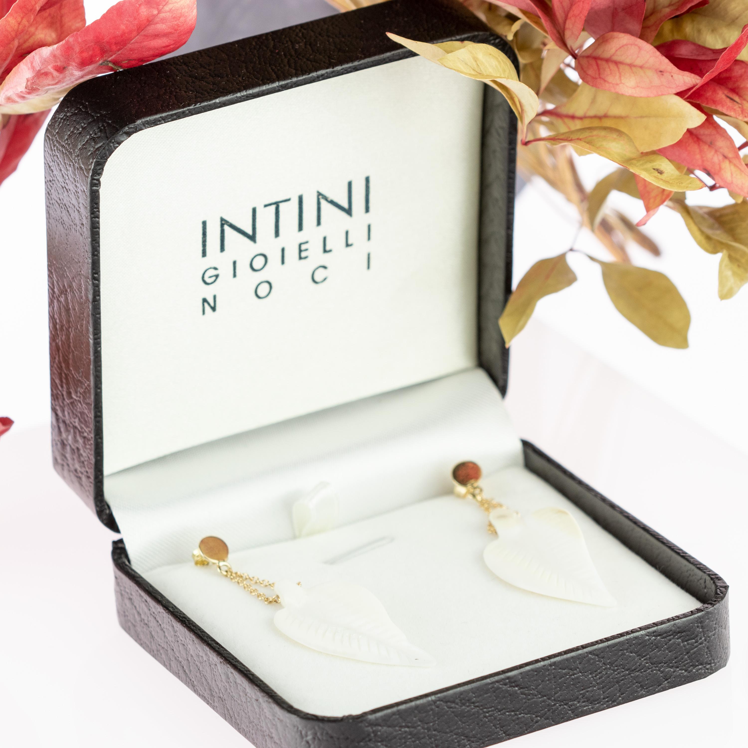 Donna Intini Jewels, orecchini pendenti a foglia in oro giallo 18 carati con madreperla in vendita