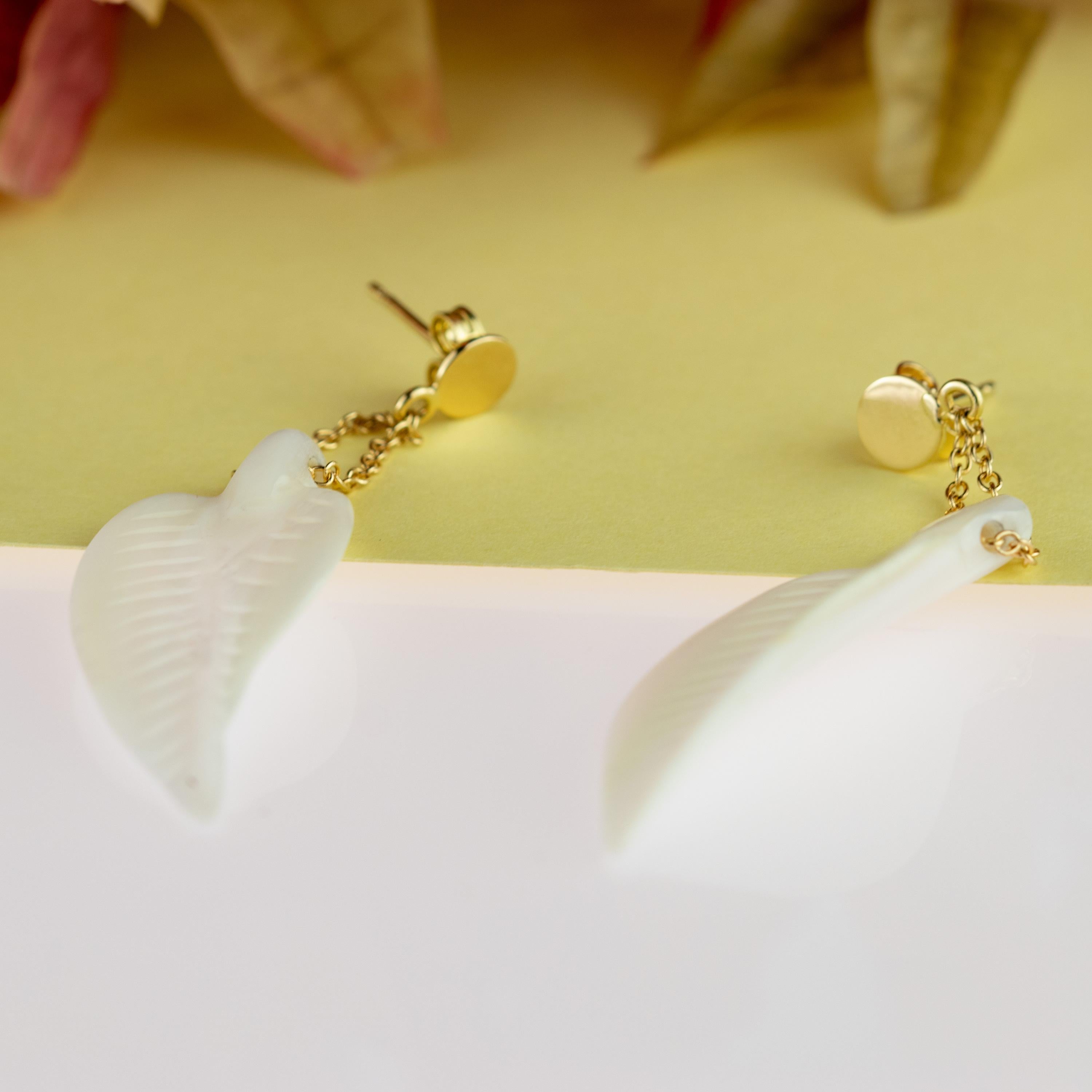 Intini Jewels, orecchini pendenti a foglia in oro giallo 18 carati con madreperla in vendita 1