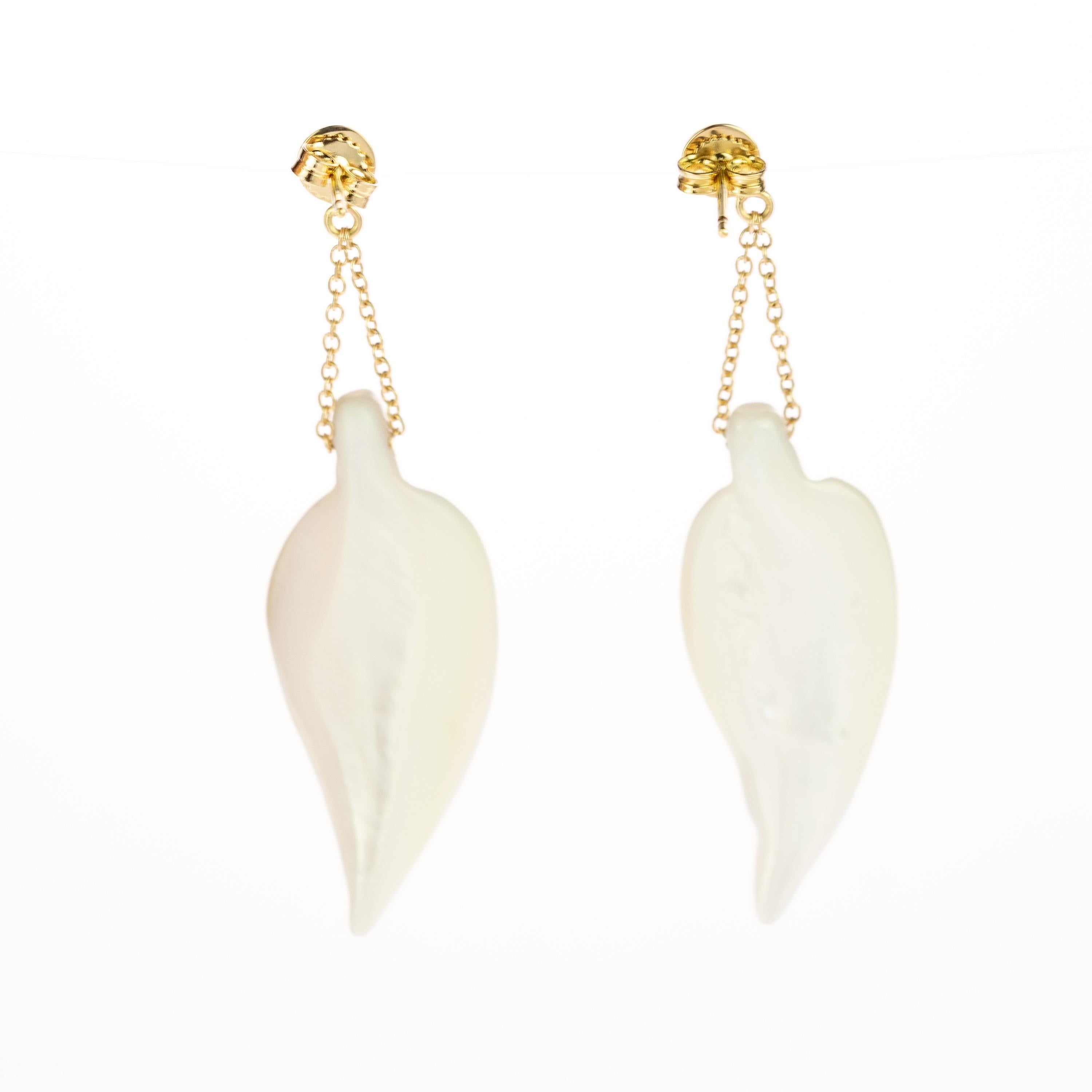 Intini Jewels, orecchini pendenti a foglia in oro giallo 18 carati con madreperla in vendita 3