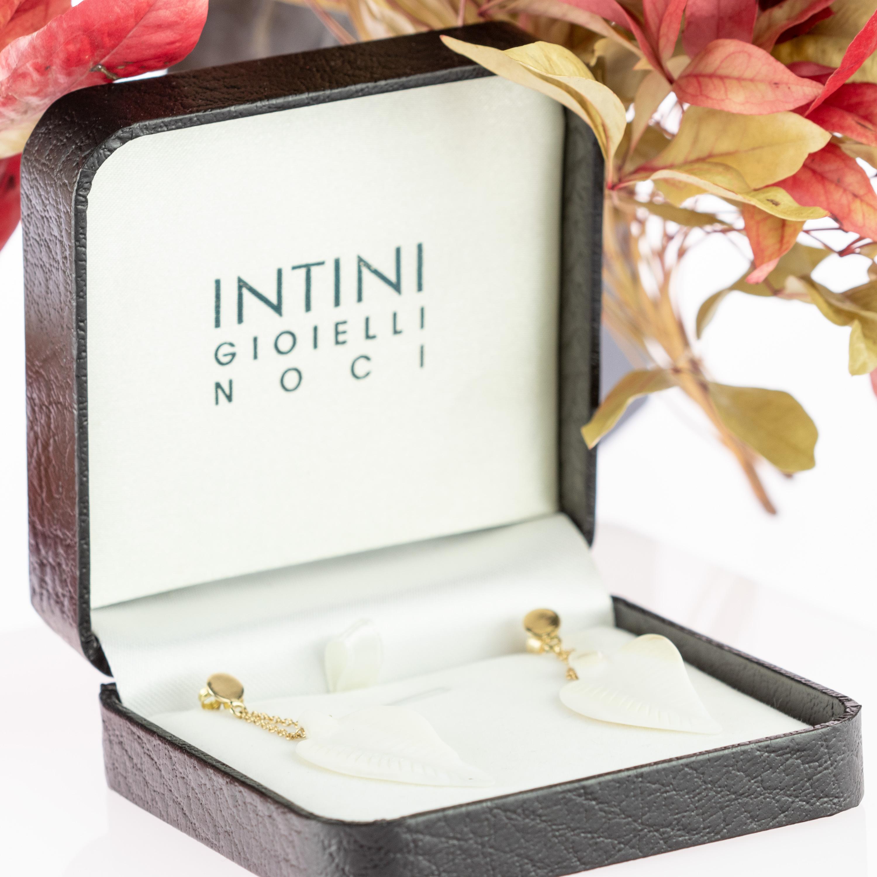 Intini Jewels, orecchini pendenti a foglia in oro giallo 18 carati con madreperla in vendita 4