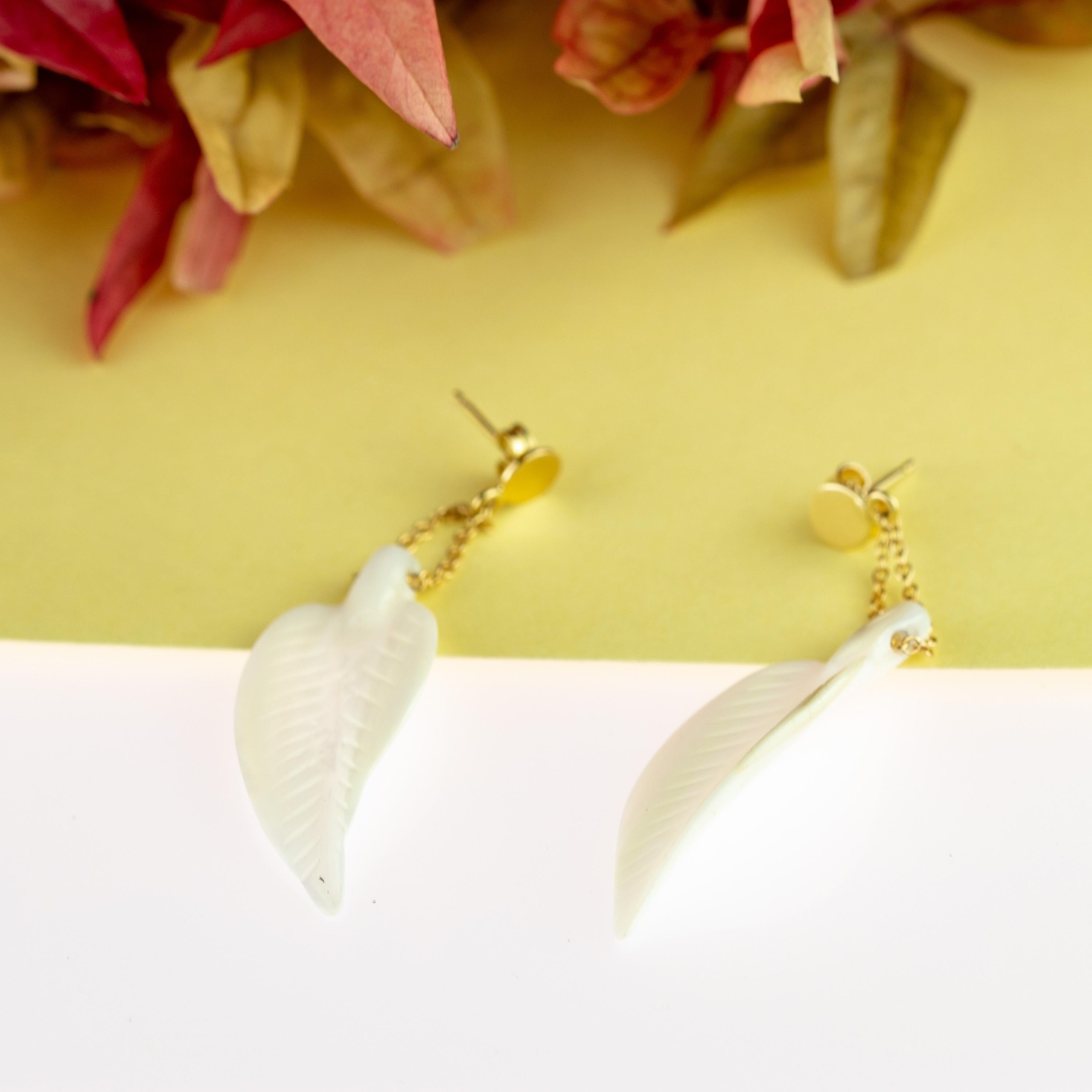 Intini Jewels, orecchini pendenti a foglia in oro giallo 18 carati con madreperla in vendita 5