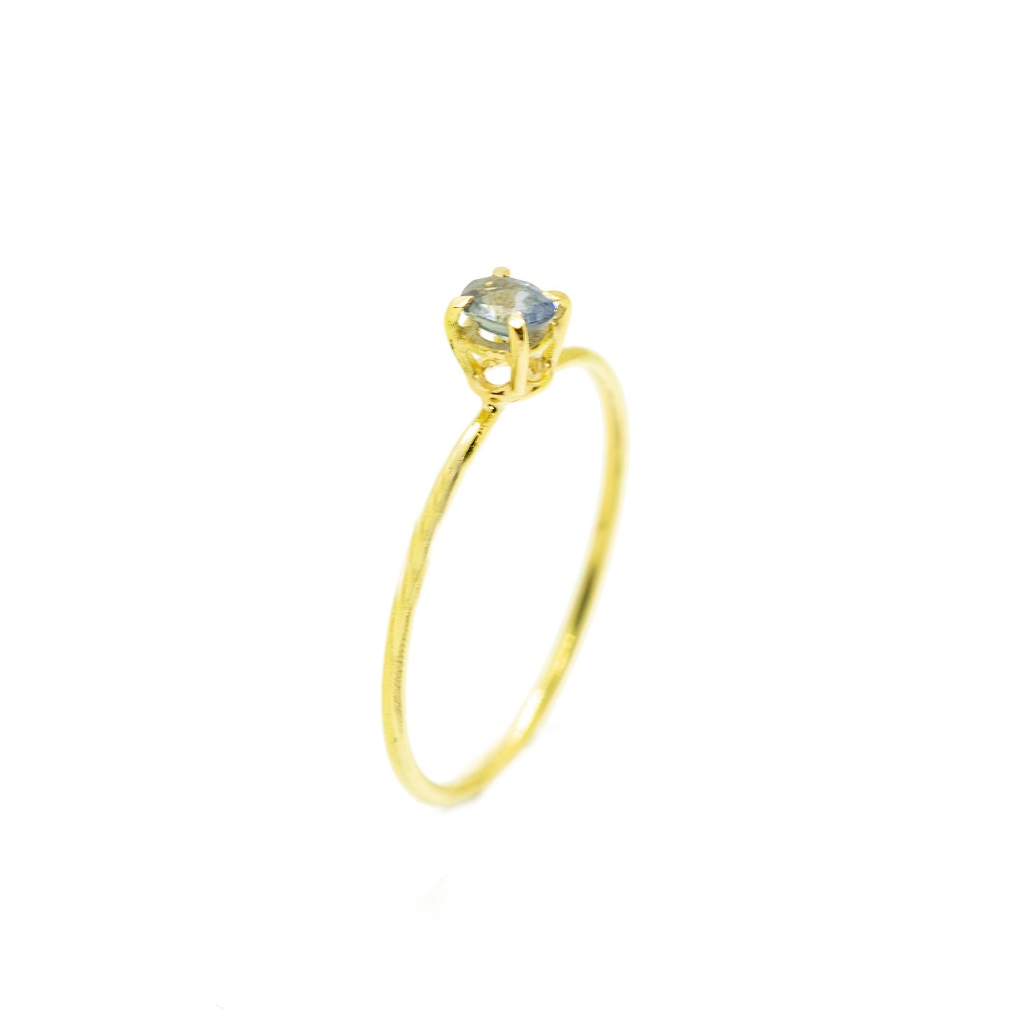 Conception d'une bague solitaire ovale précieuse, avec des éclats brillants. Bague en saphir bleu de 0,3 carat sur or jaune 18 carats inspirée par la joie des couchers de soleil d'été. D'une taille parfaite, il comblera vos tenues élégantes