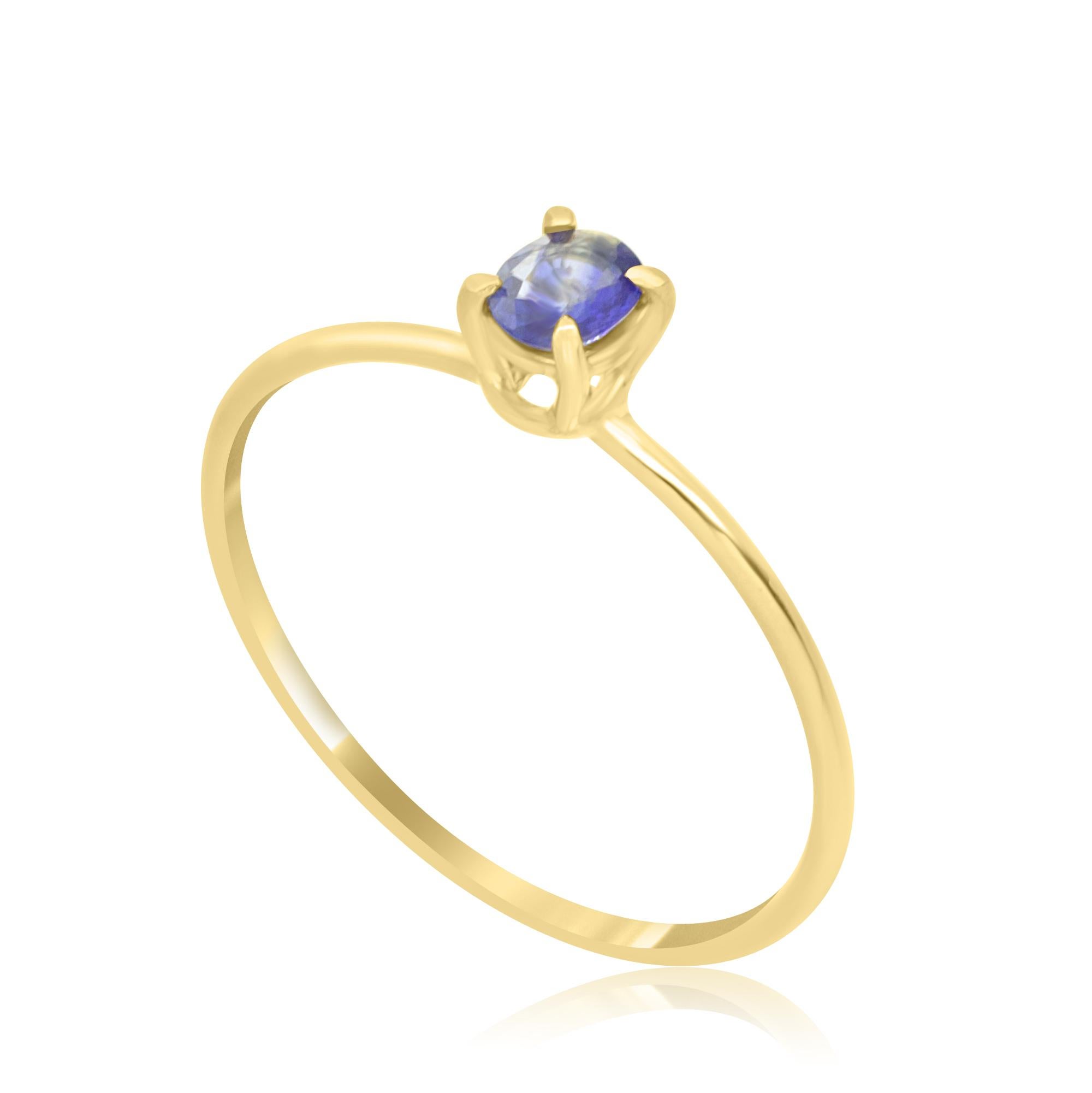 Ovaler, kostbarer Solitärring mit leuchtendem Funkeln. Ring aus 18 Karat Gelbgold mit 0,3 Karat blauem Saphir, inspiriert von der Freude an sommerlichen Sonnenuntergängen. Mit einer perfekten Größe, wird es mit Ihrem täglichen eleganten Outfits zu