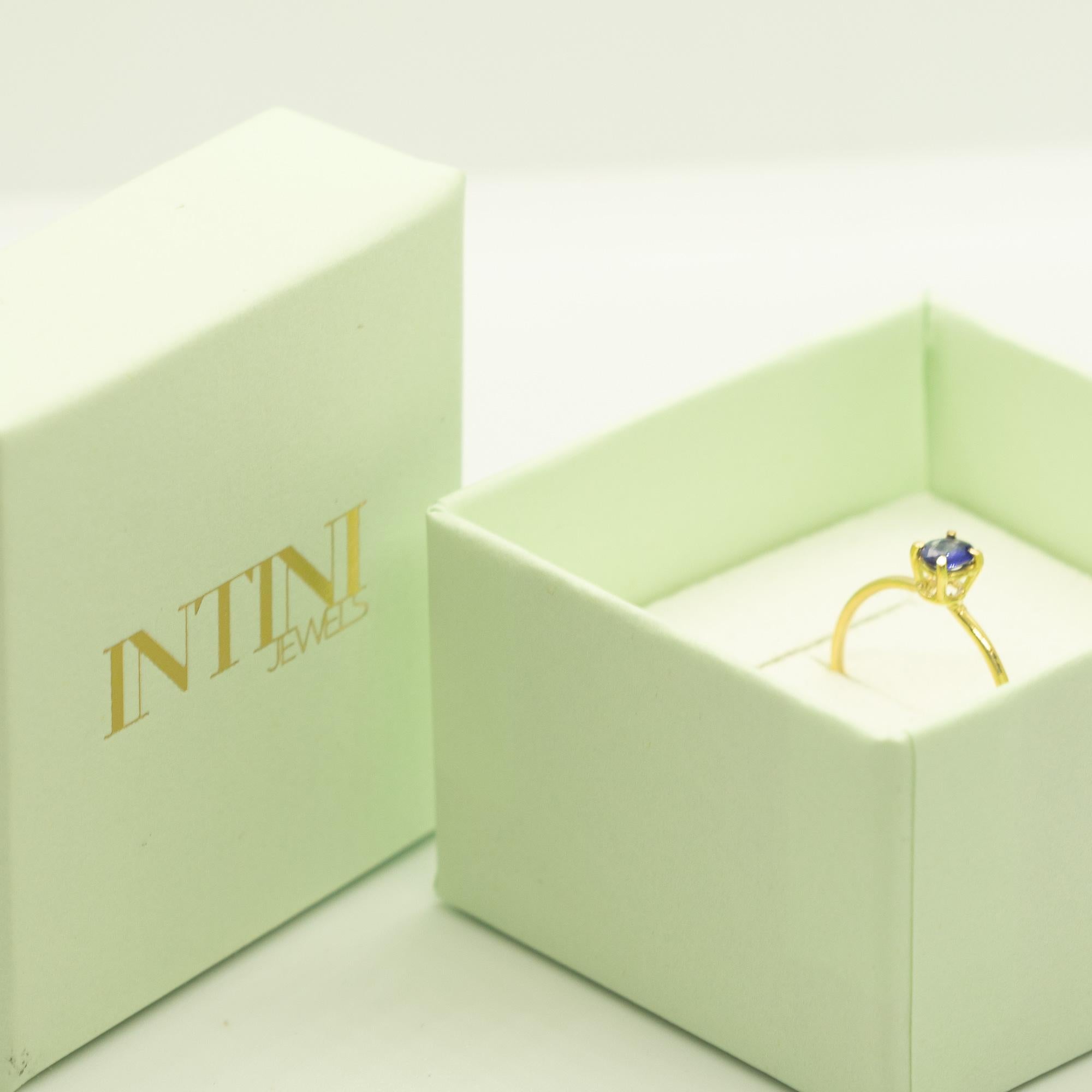 Intini Jewels Cocktail-Midi-Ring aus 18 Karat Gelbgold mit blauem Saphir im Ovalschliff (Moderne) im Angebot