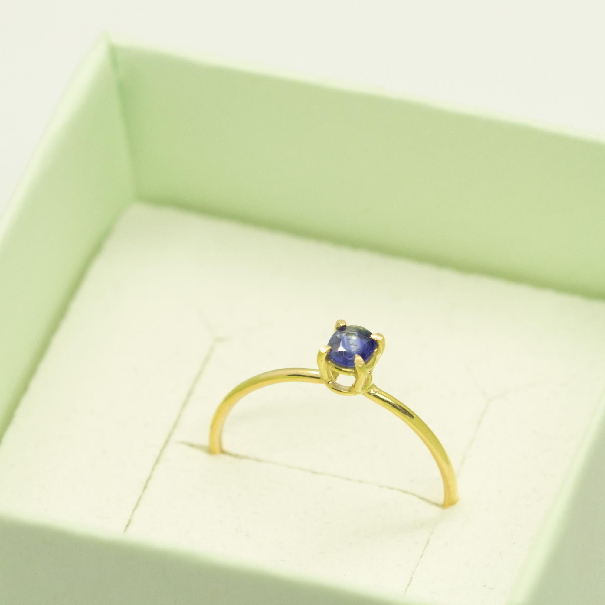 Intini Jewels Cocktail-Midi-Ring aus 18 Karat Gelbgold mit blauem Saphir im Ovalschliff im Zustand „Neu“ im Angebot in Milano, IT