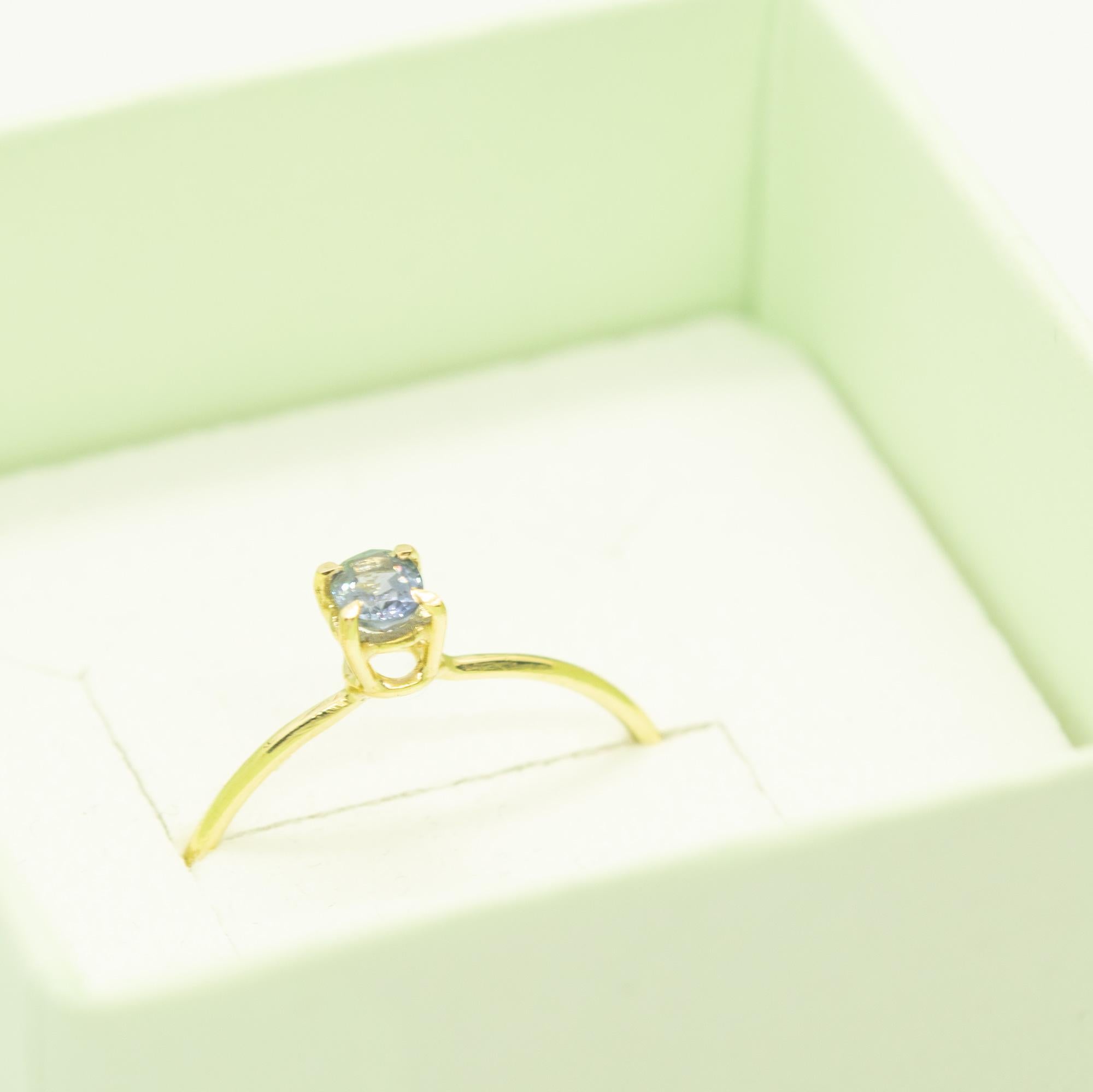 Intini Jewels, bague cocktail midi cocktail en or jaune 18 carats avec saphir bleu taille ovale en vente 1